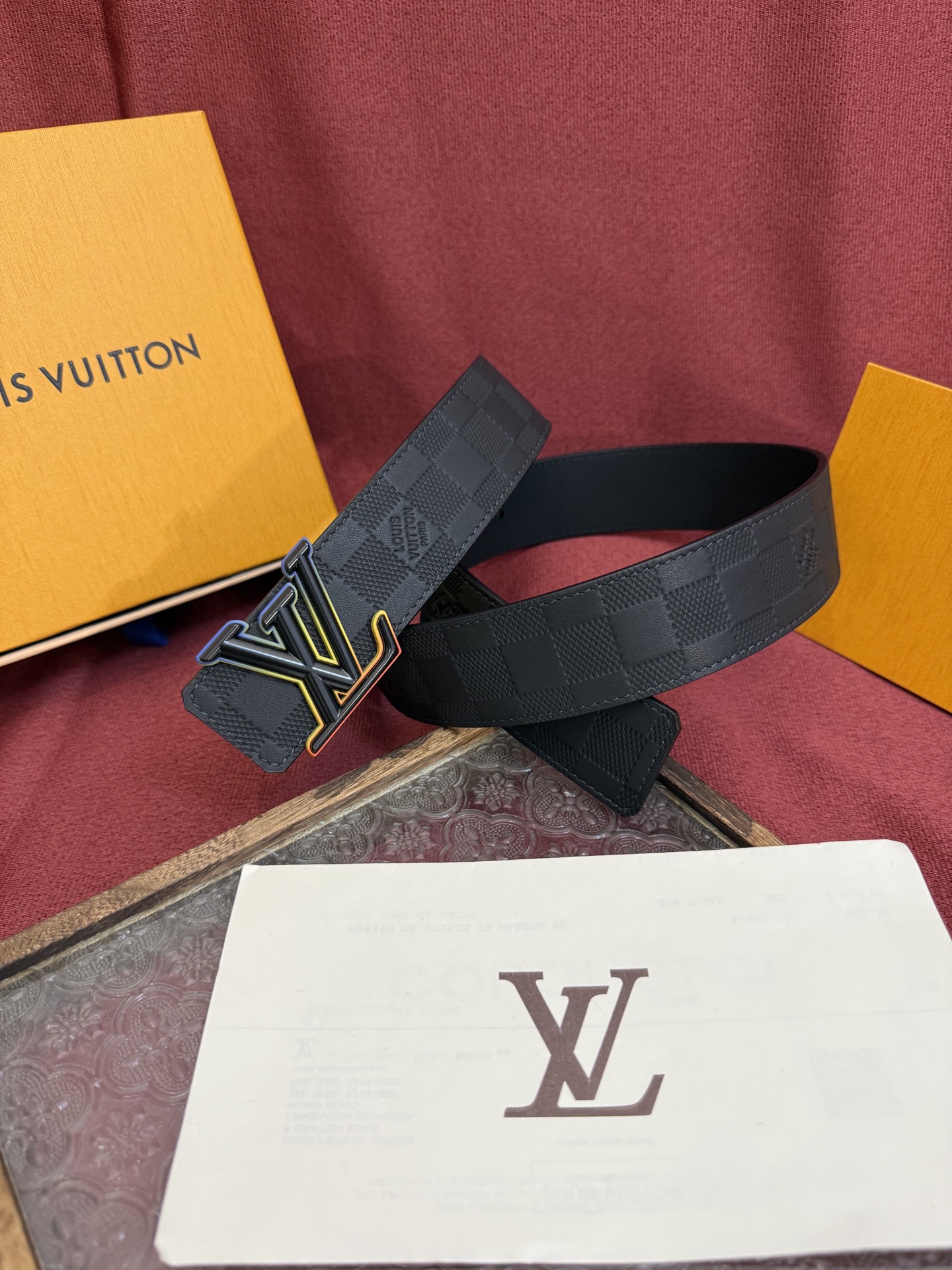 LV Dimension 4.0双面腰带将经典格调引入新颖尺幅设计。皮革压印 LV 字母和 Monogr