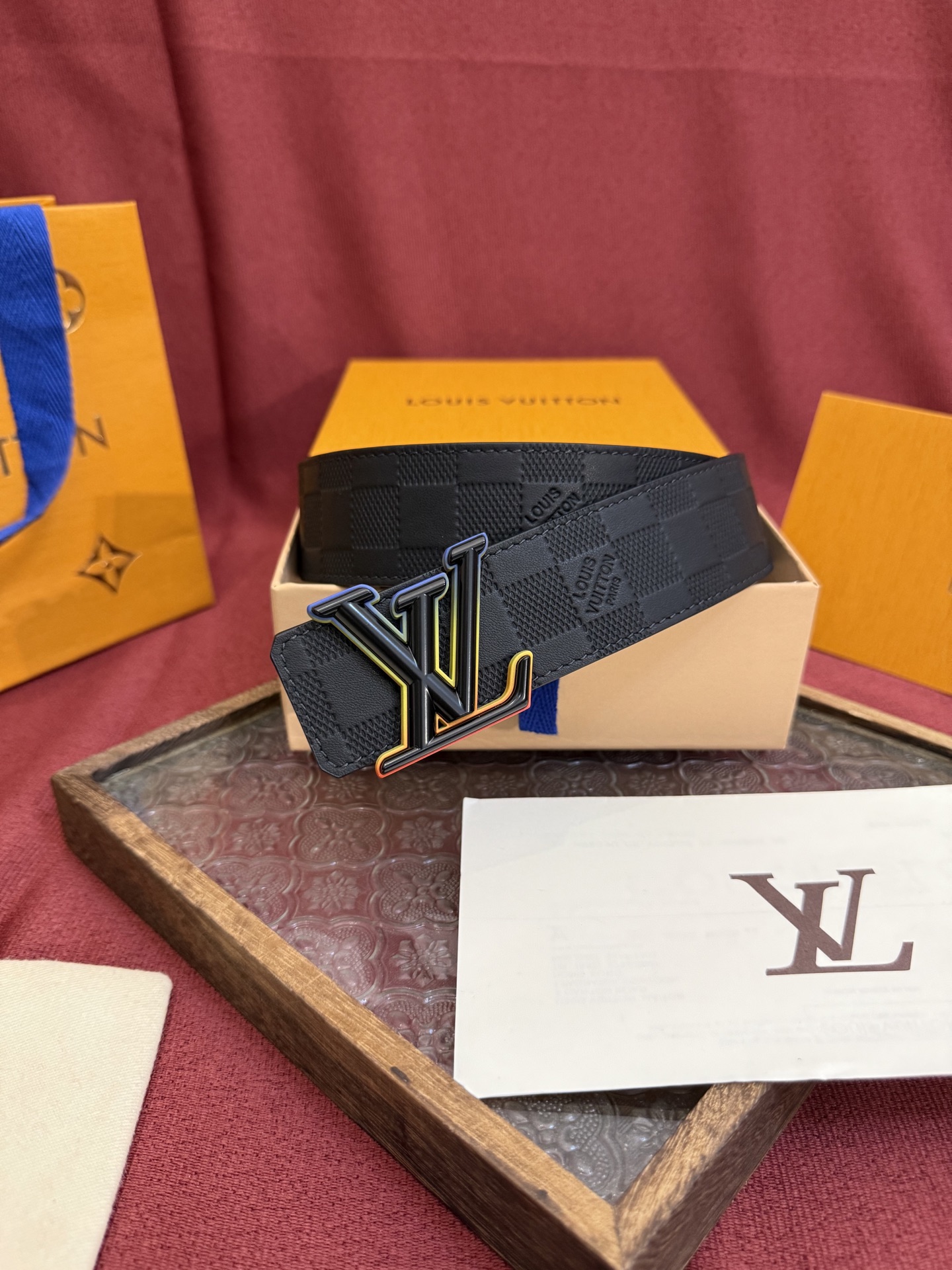 LV Dimension 4.0双面腰带将经典格调引入新颖尺幅设计。皮革压印 LV 字母和 Monogr