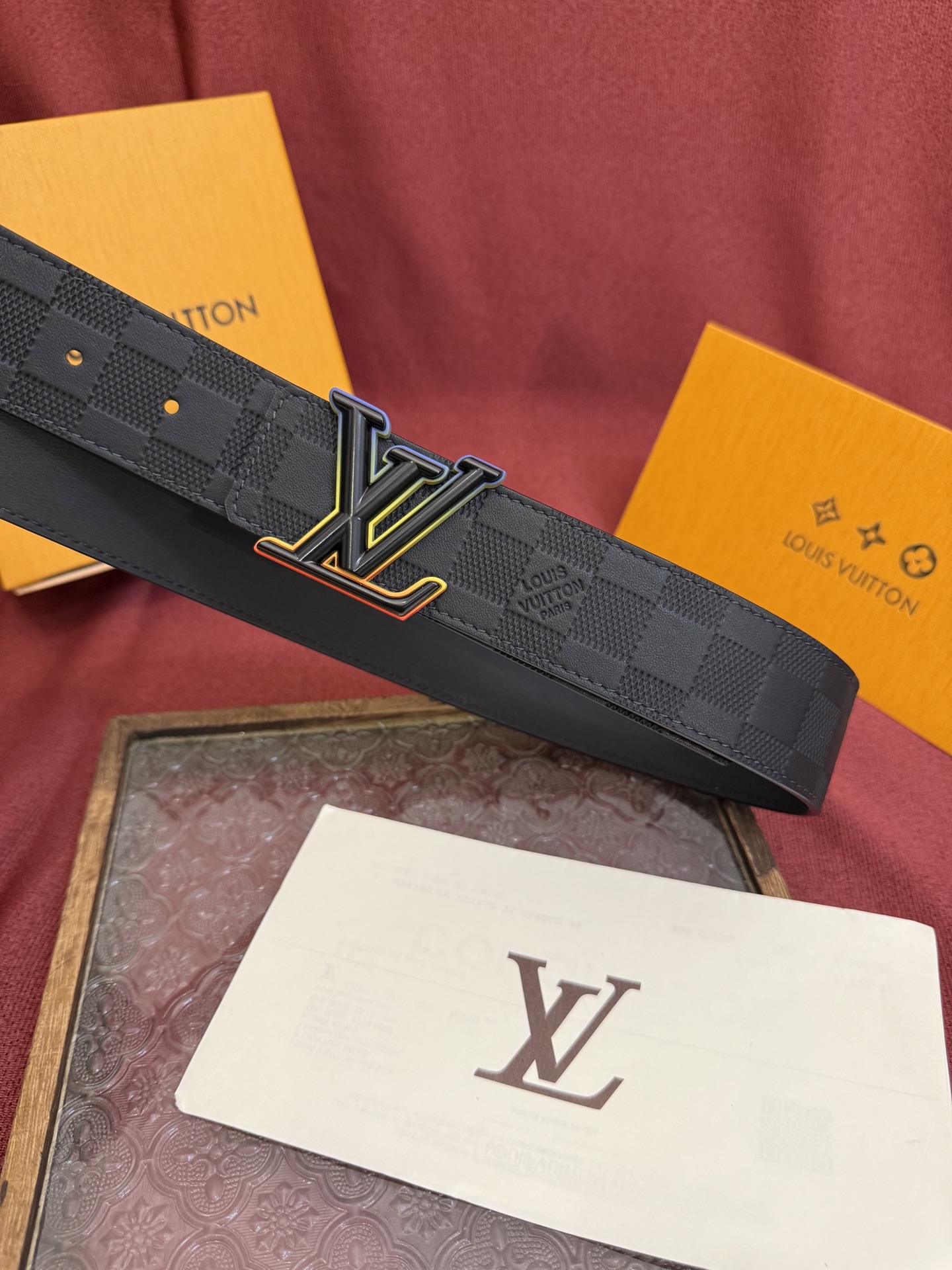 LV Dimension 4.0双面腰带将经典格调引入新颖尺幅设计。皮革压印 LV 字母和 Monogr