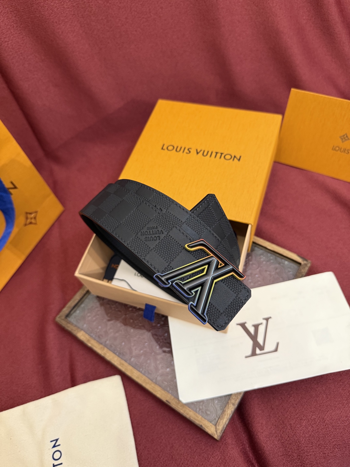 LV Dimension 4.0双面腰带将经典格调引入新颖尺幅设计。皮革压印 LV 字母和 Monogr