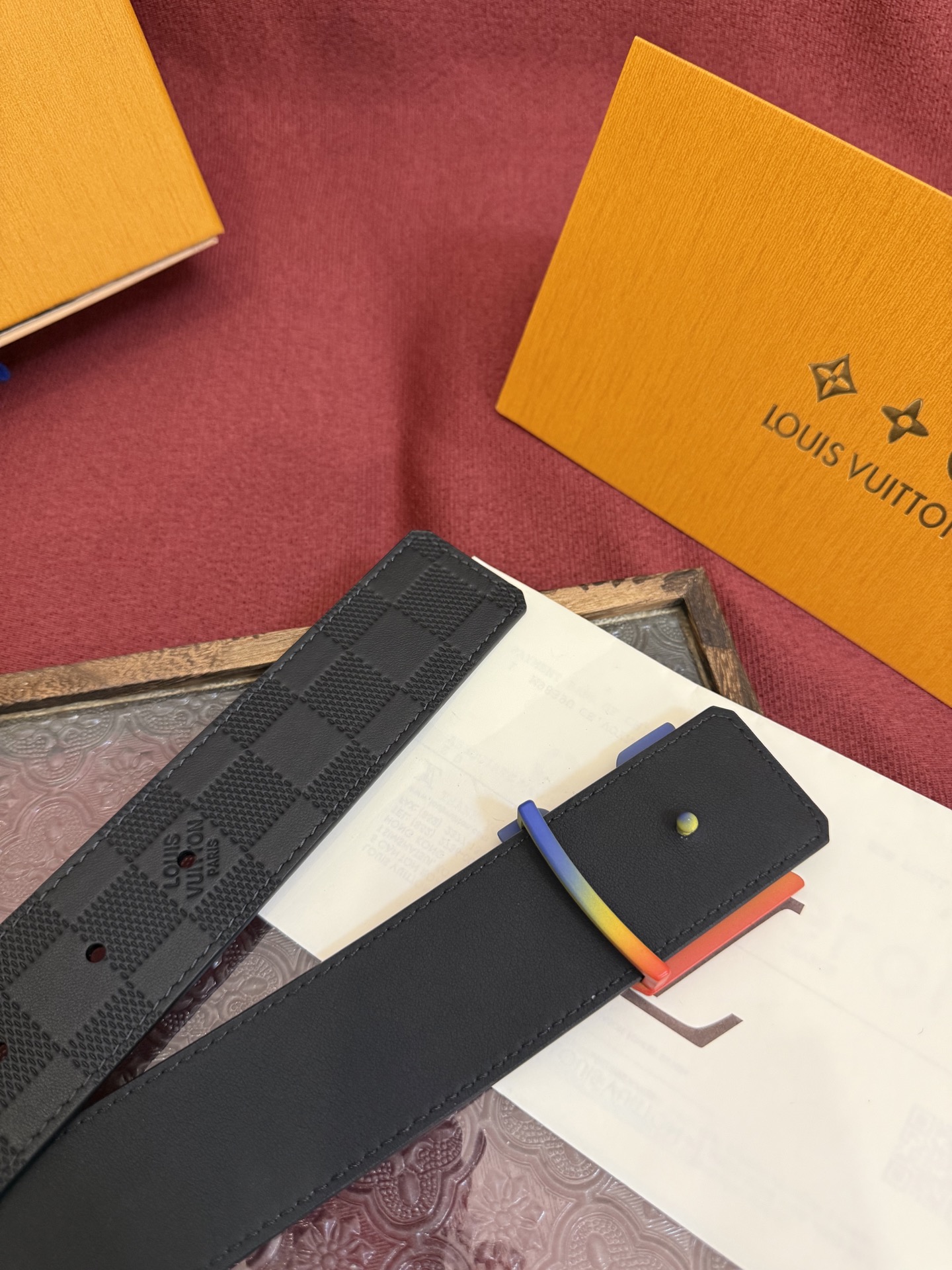 LV Dimension 4.0双面腰带将经典格调引入新颖尺幅设计。皮革压印 LV 字母和 Monogr