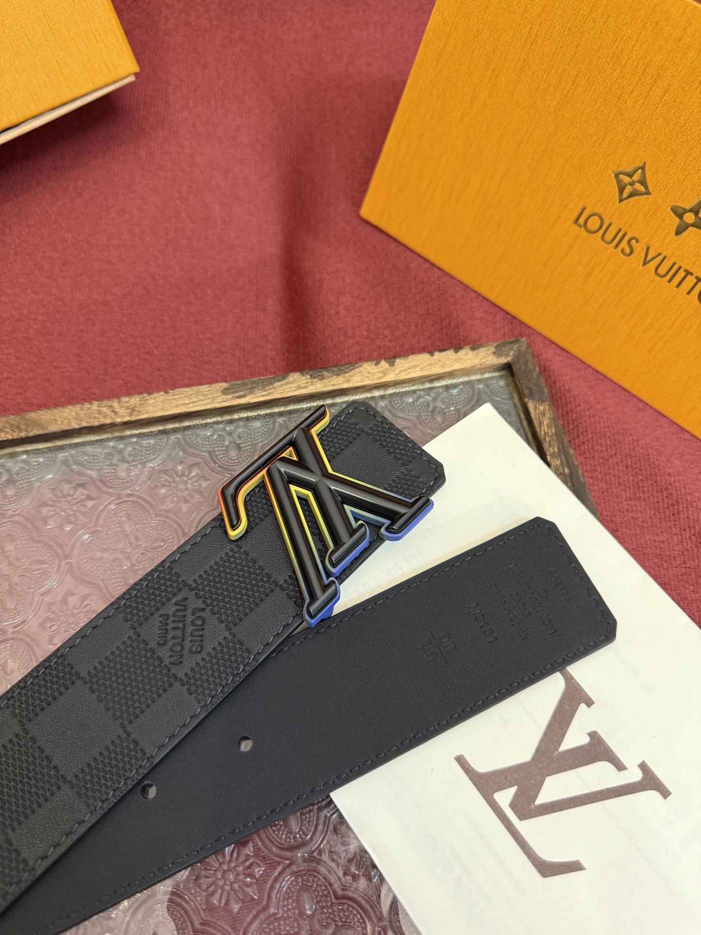 LV Dimension 4.0双面腰带将经典格调引入新颖尺幅设计。皮革压印 LV 字母和 Monogr