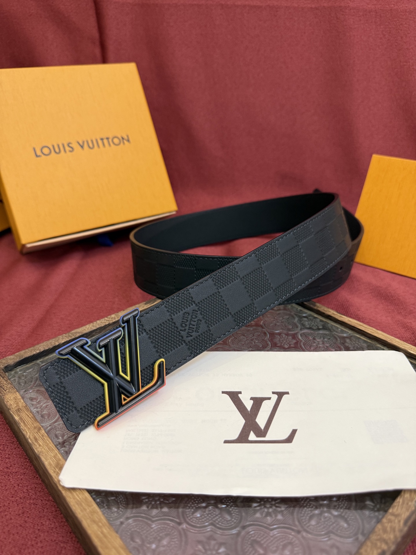 LV Dimension 4.0双面腰带将经典格调引入新颖尺幅设计。皮革压印 LV 字母和 Monogr