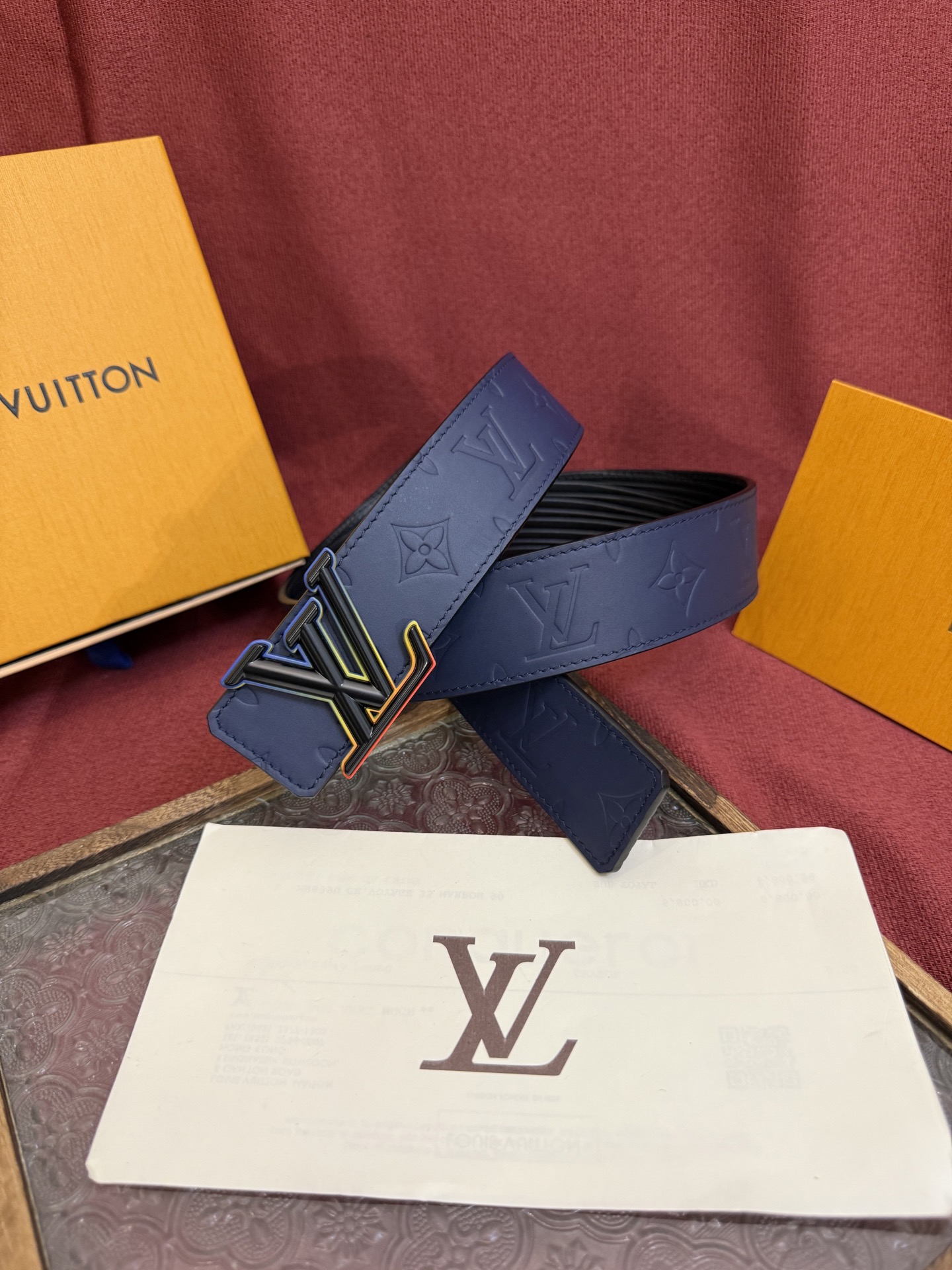 LV Dimension 4.0双面腰带将经典格调引入新颖尺幅设计。皮革压印 LV 字母和 Monogr