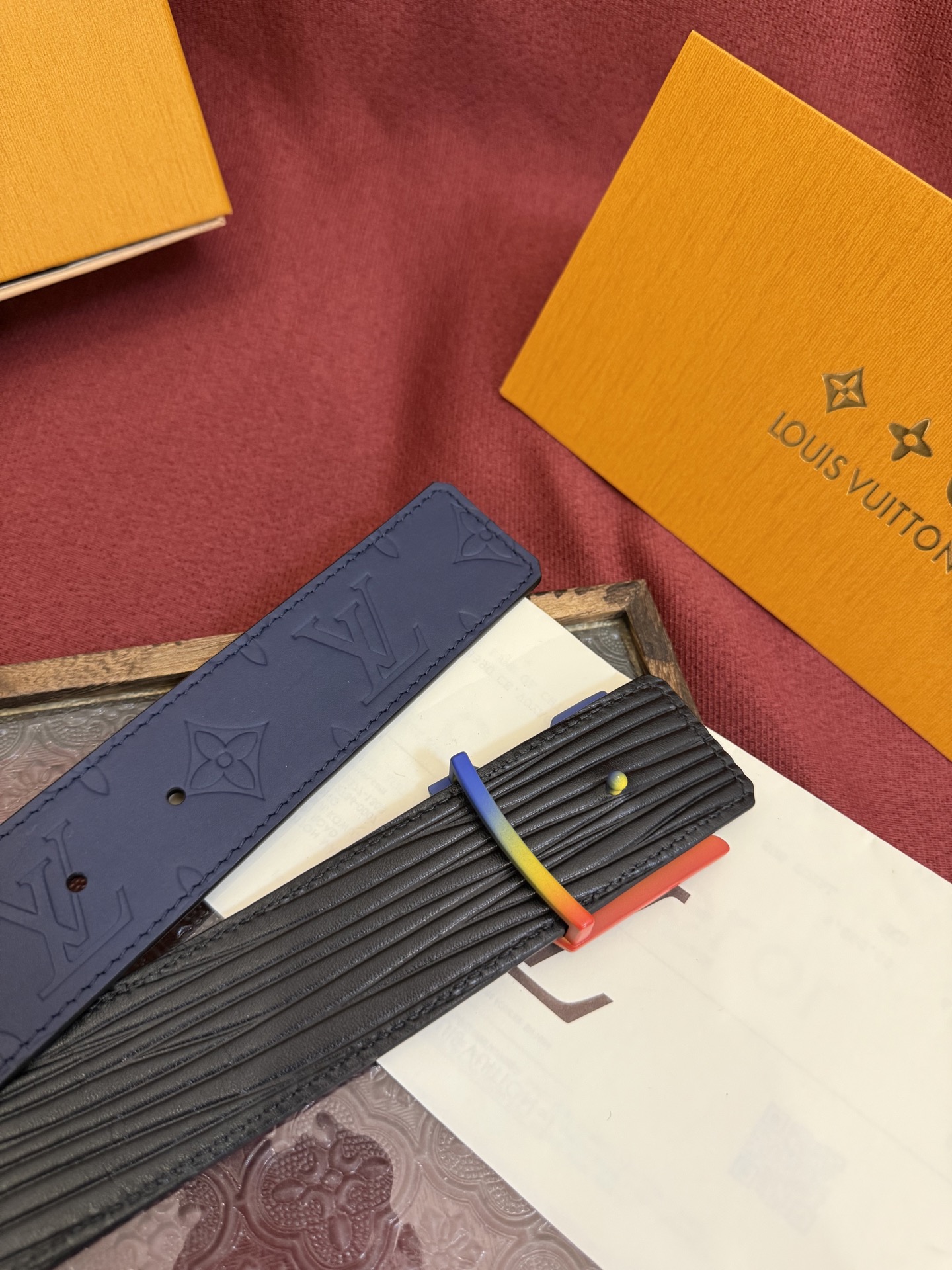 LV Dimension 4.0双面腰带将经典格调引入新颖尺幅设计。皮革压印 LV 字母和 Monogr