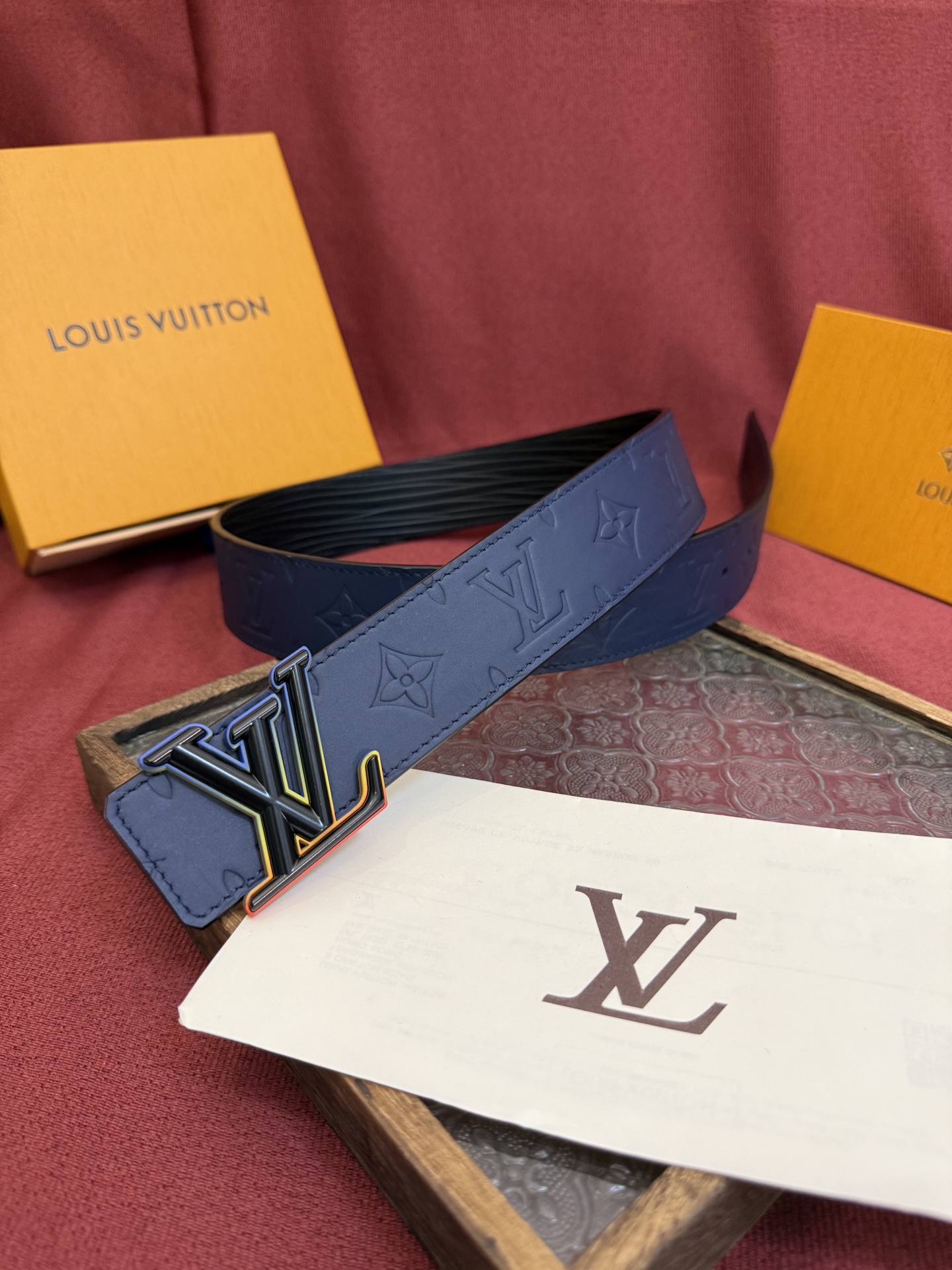 LV Dimension 4.0双面腰带将经典格调引入新颖尺幅设计。皮革压印 LV 字母和 Monogr