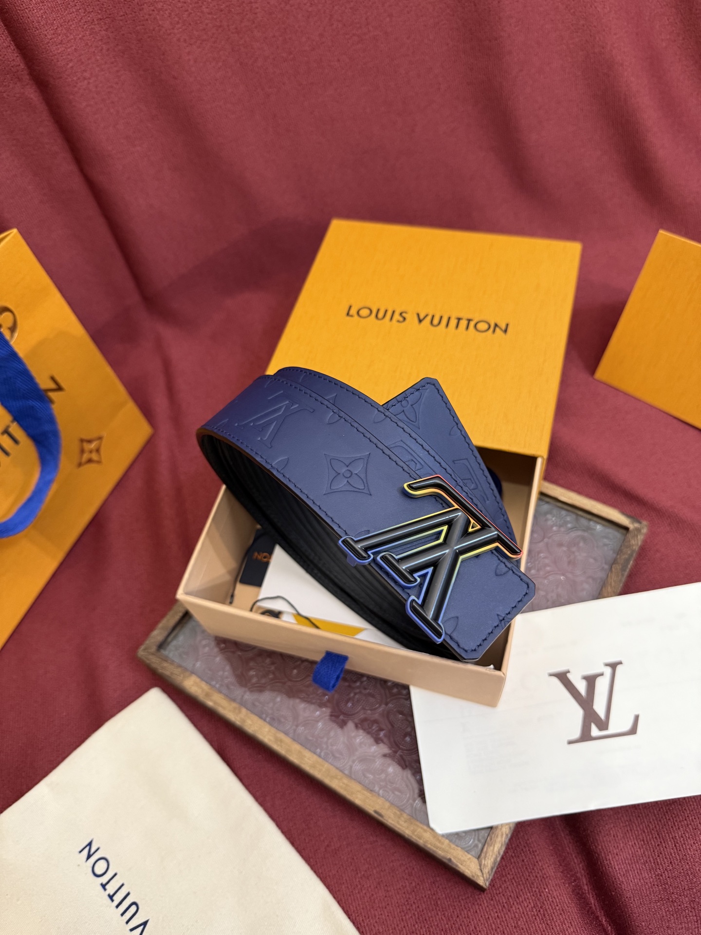 LV Dimension 4.0双面腰带将经典格调引入新颖尺幅设计。皮革压印 LV 字母和 Monogr