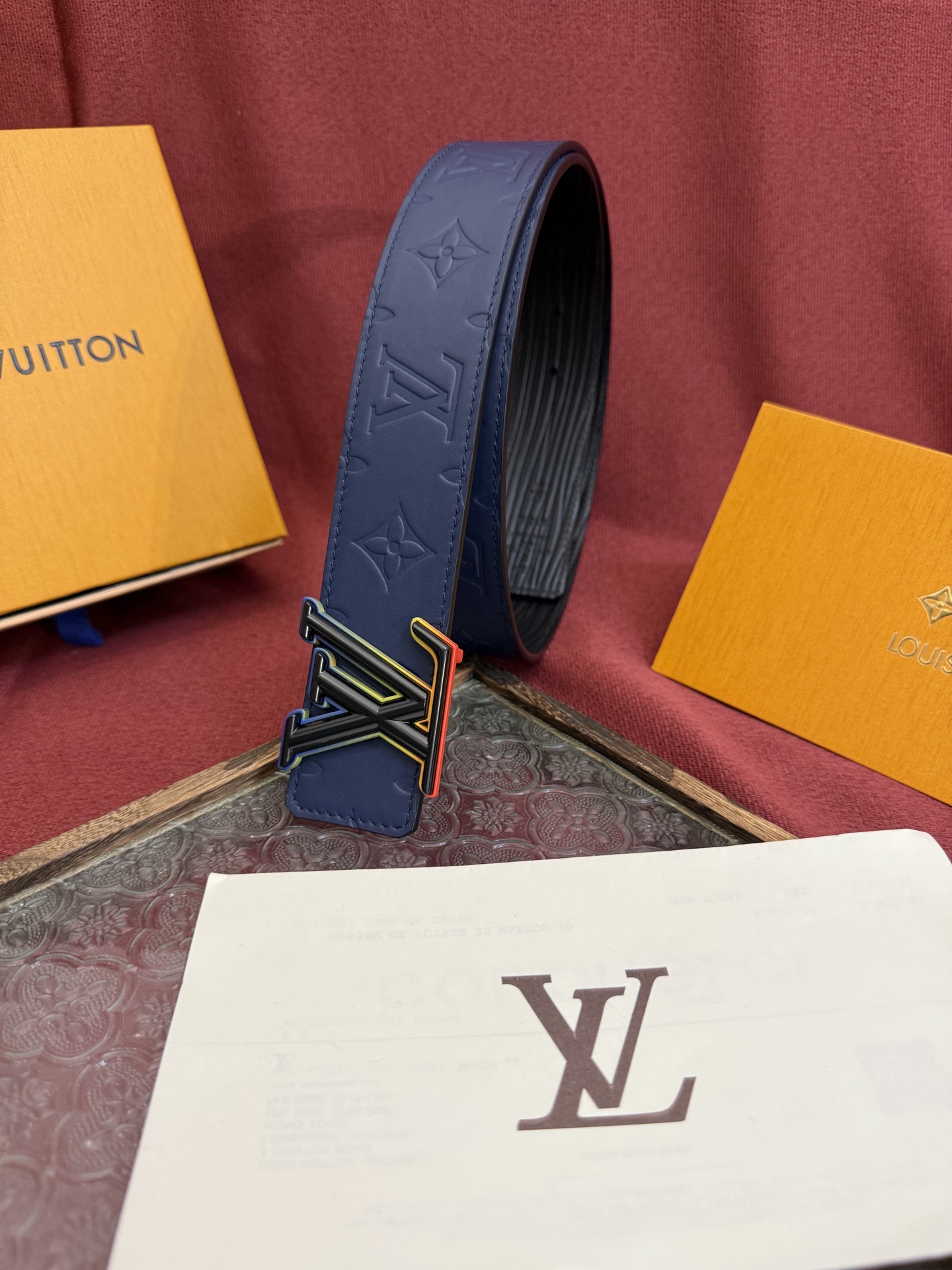 LV Dimension 4.0双面腰带将经典格调引入新颖尺幅设计。皮革压印 LV 字母和 Monogr