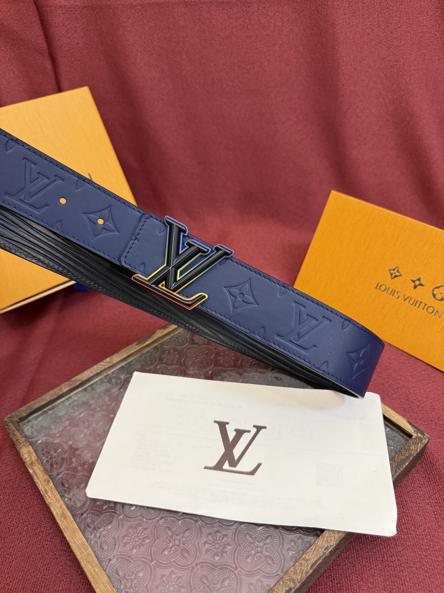 LV Dimension 4.0双面腰带将经典格调引入新颖尺幅设计。皮革压印 LV 字母和 Monogr