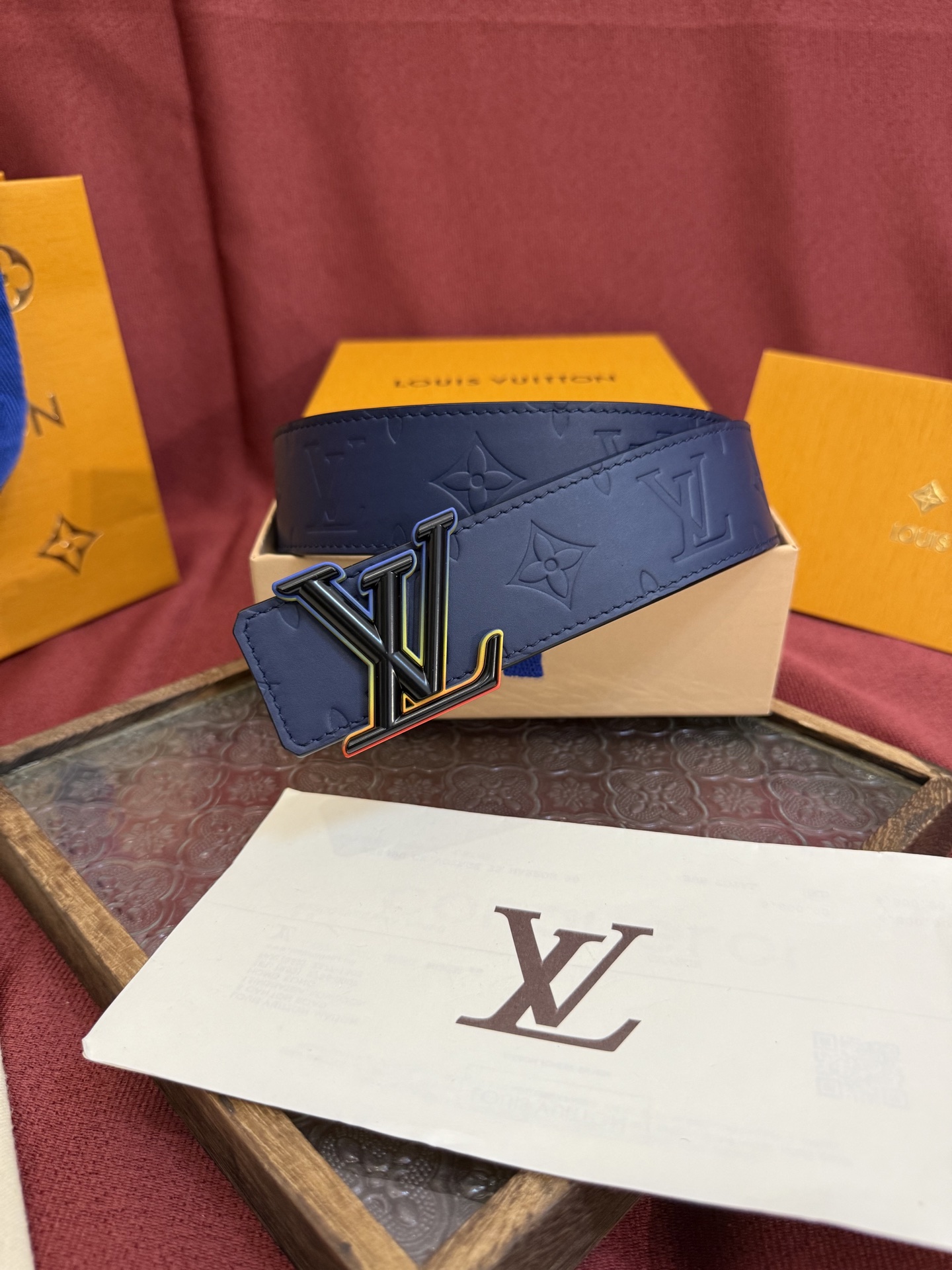 LV Dimension 4.0双面腰带将经典格调引入新颖尺幅设计。皮革压印 LV 字母和 Monogr