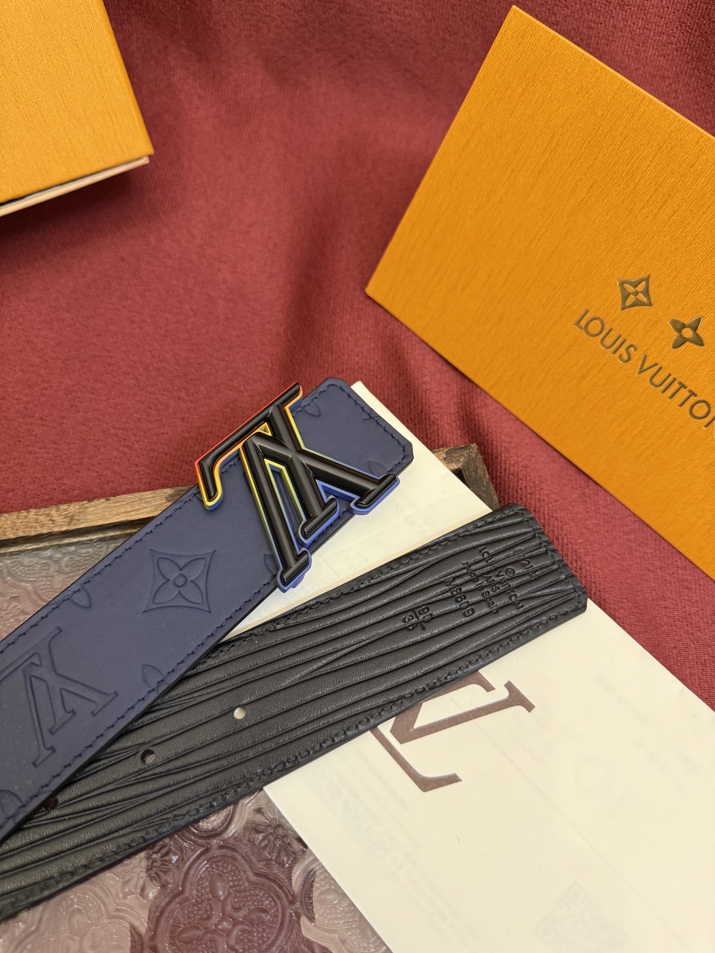 LV Dimension 4.0双面腰带将经典格调引入新颖尺幅设计。皮革压印 LV 字母和 Monogr