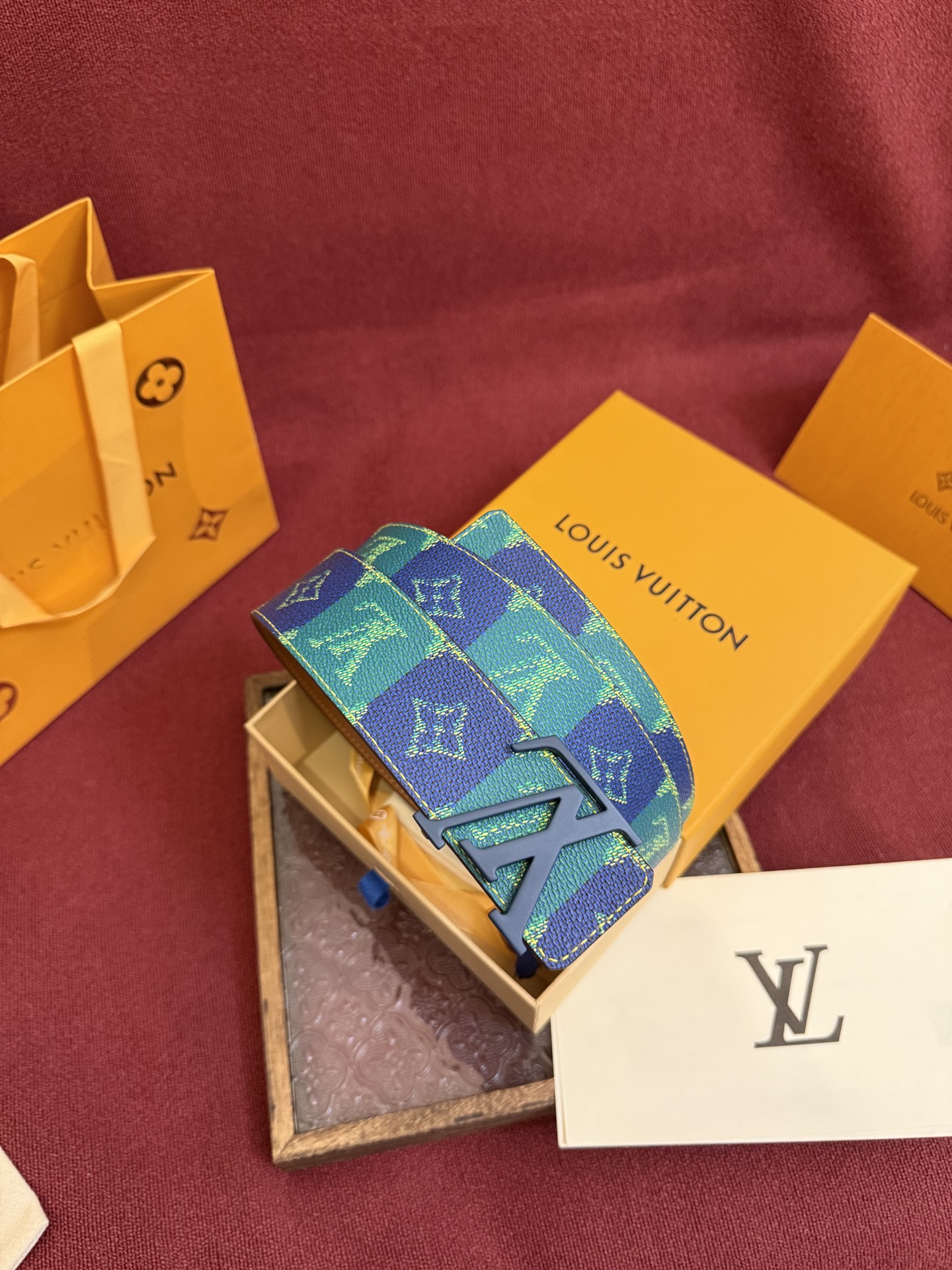 LV Initiales College Monogram Heritage 40mm可翻转腰带一出现便