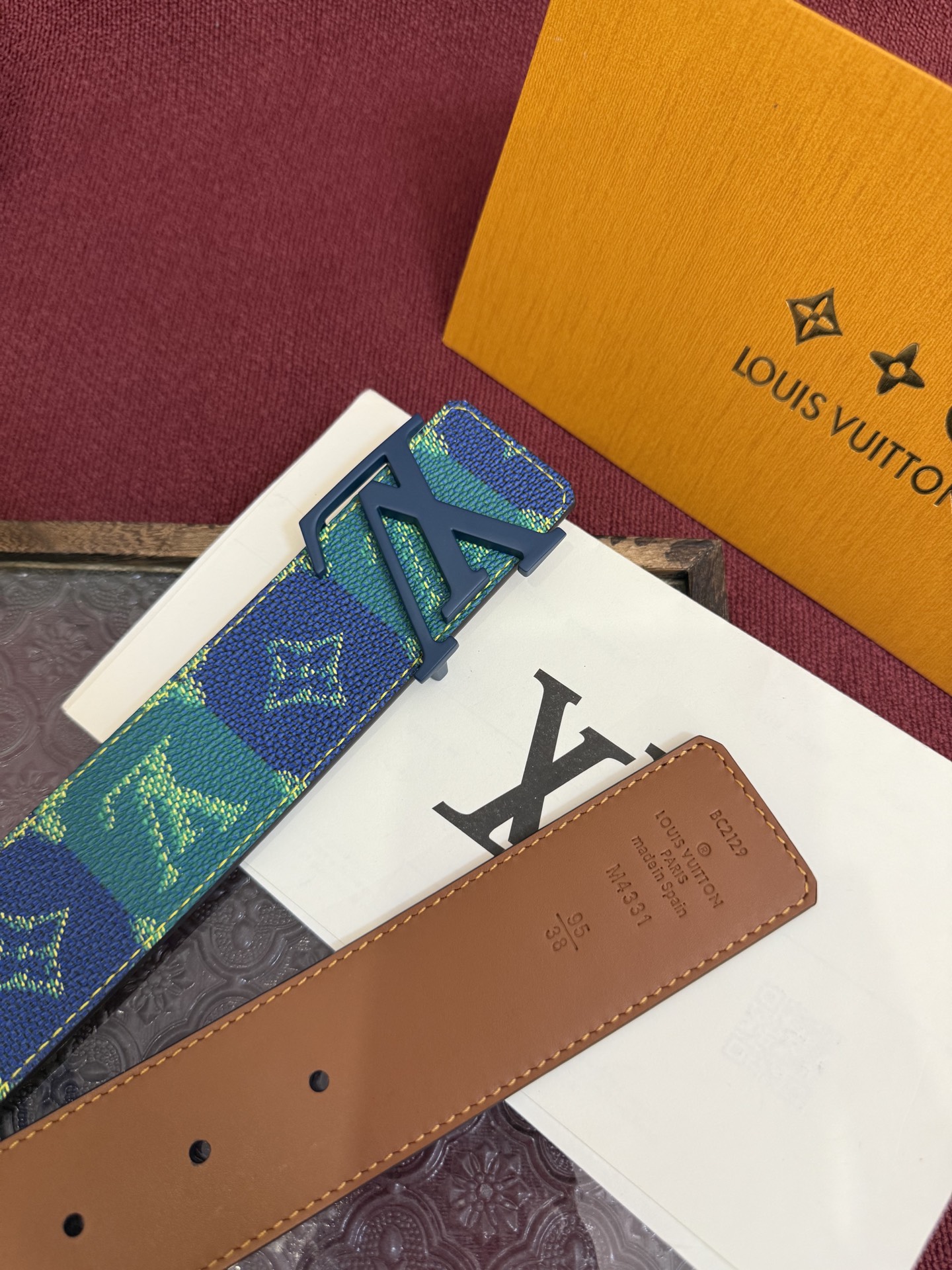LV Initiales College Monogram Heritage 40mm可翻转腰带一出现便