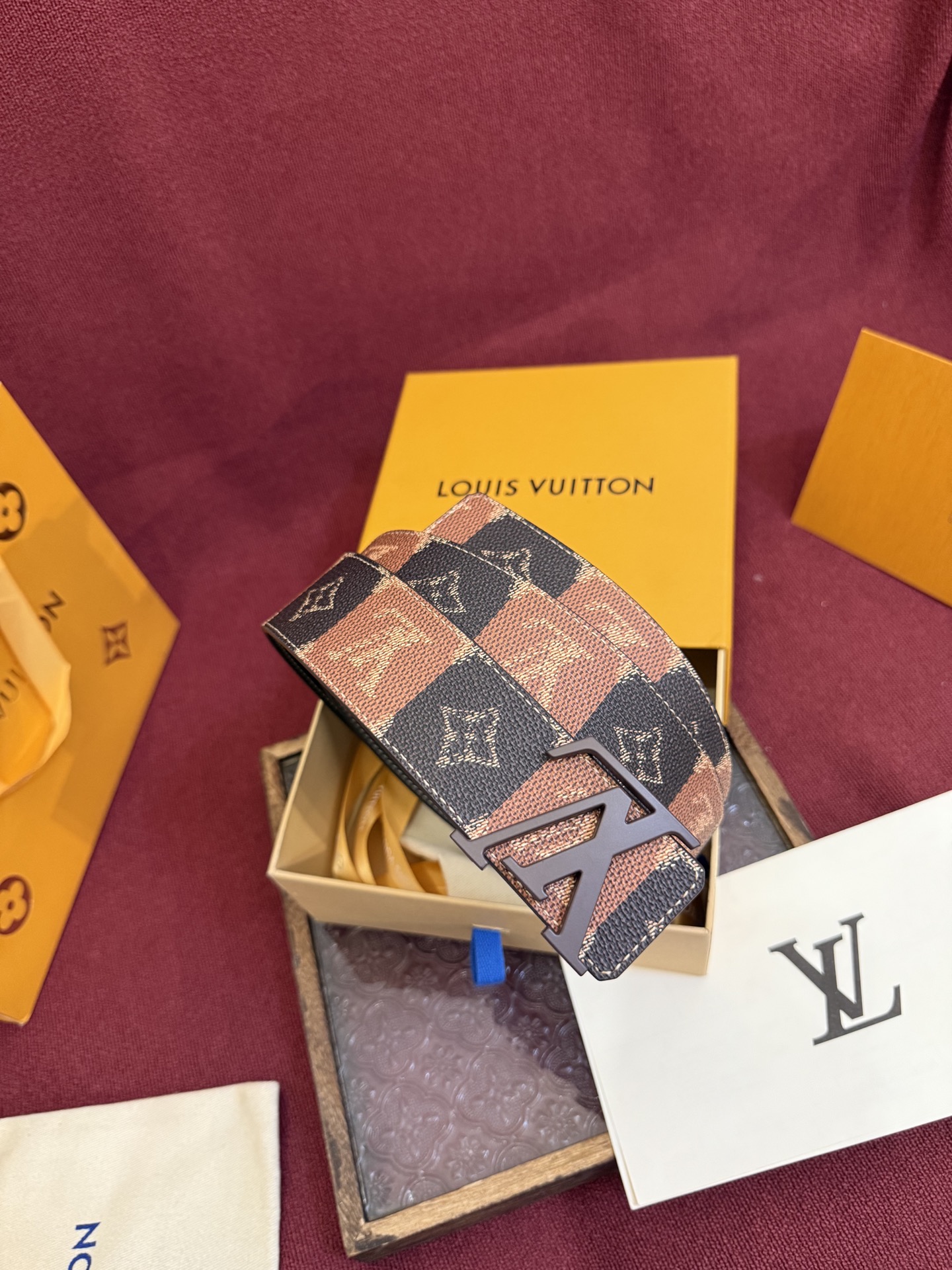 Louis Vuitton Initiales College Monogram Heritage Reversible 40mm Belt 7 i1758990714872 6011 0 2