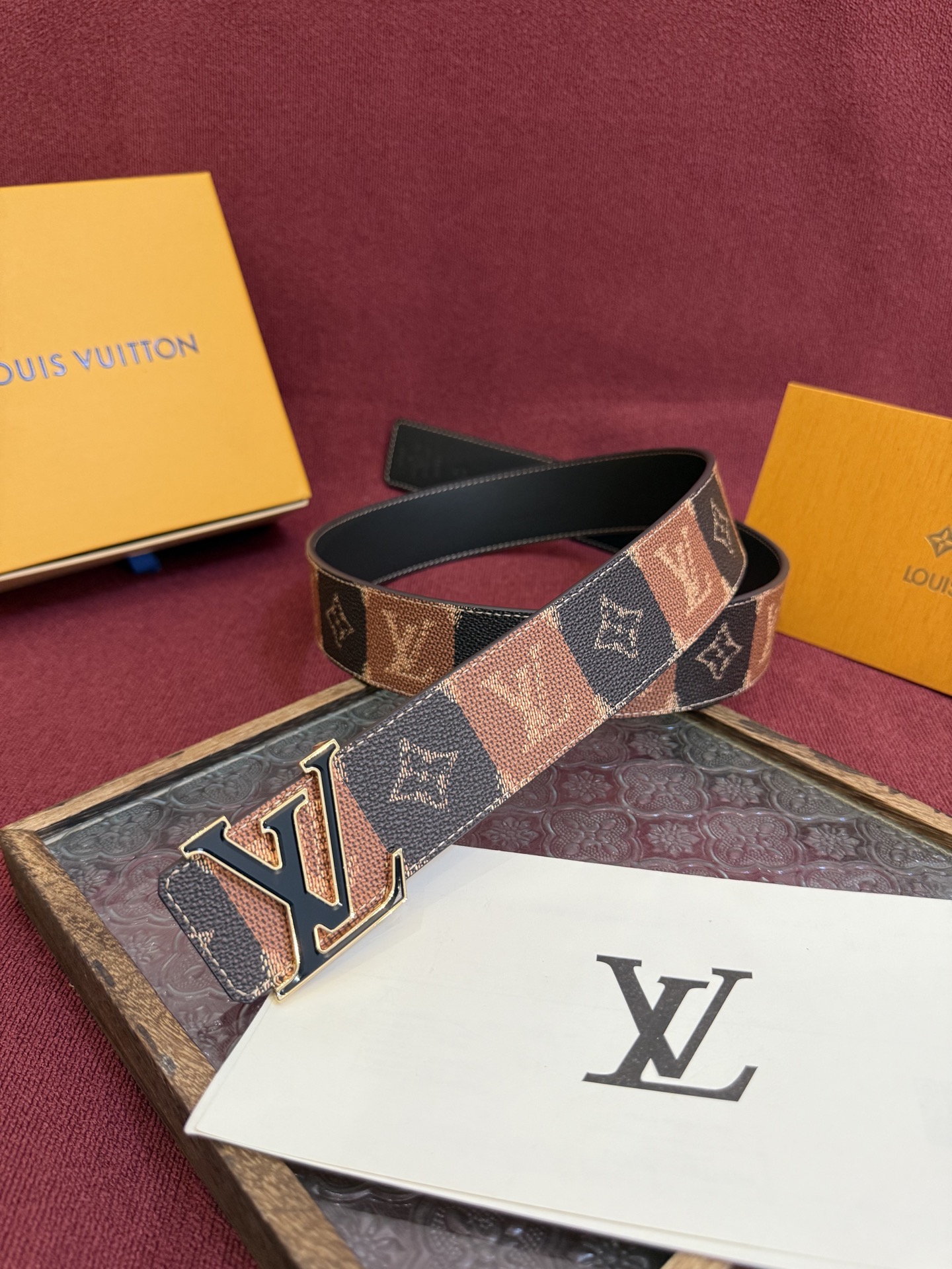 LV Initiales College Monogram Heritage 40mm可翻转腰带一出现便