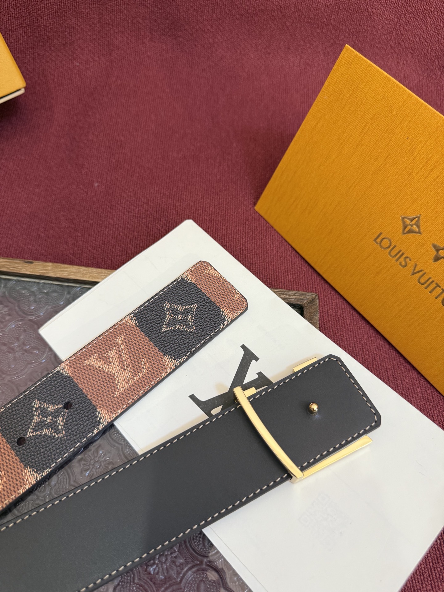 LV Initiales College Monogram Heritage 40mm可翻转腰带一出现便