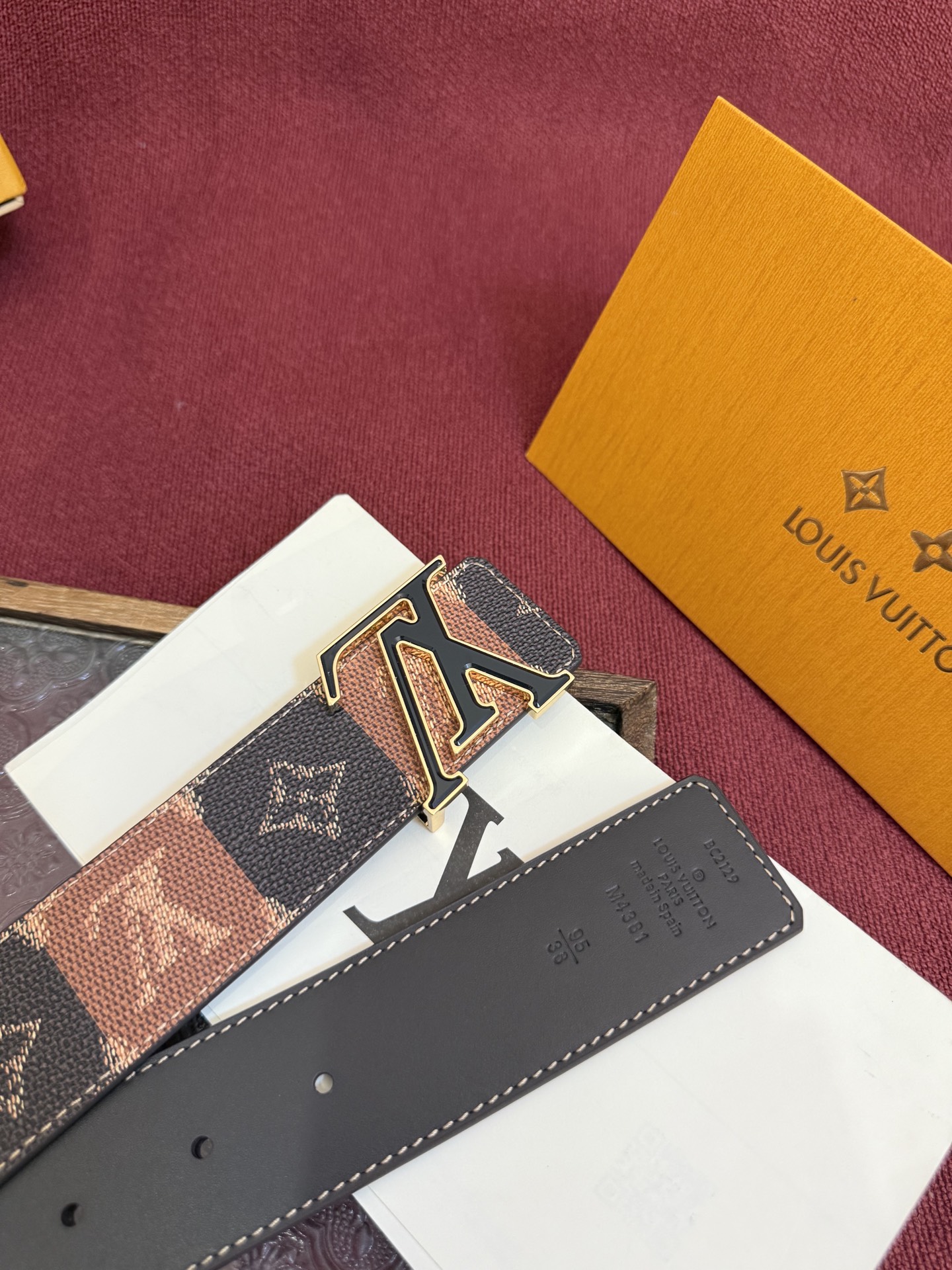 LV Initiales College Monogram Heritage 40mm可翻转腰带一出现便