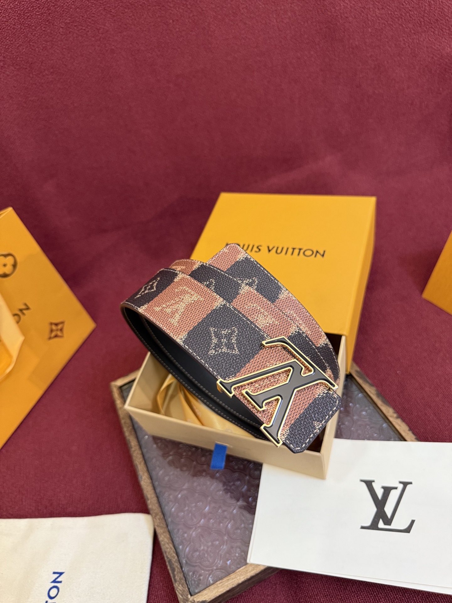 LV Initiales College Monogram Heritage 40mm可翻转腰带一出现便