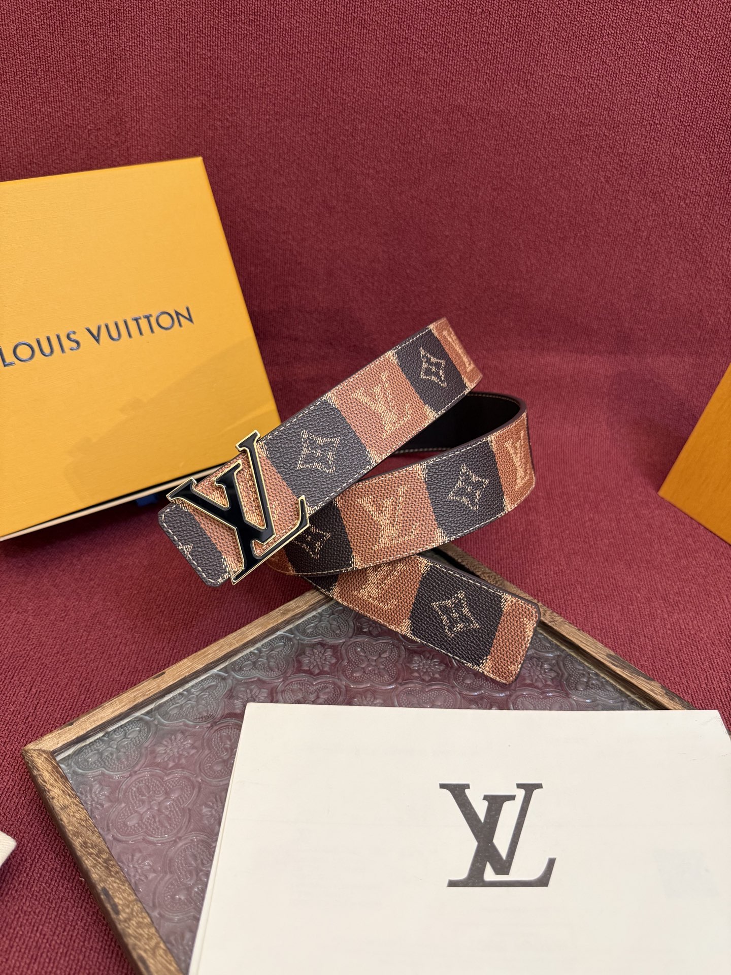 LV Initiales College Monogram Heritage 40mm可翻转腰带一出现便