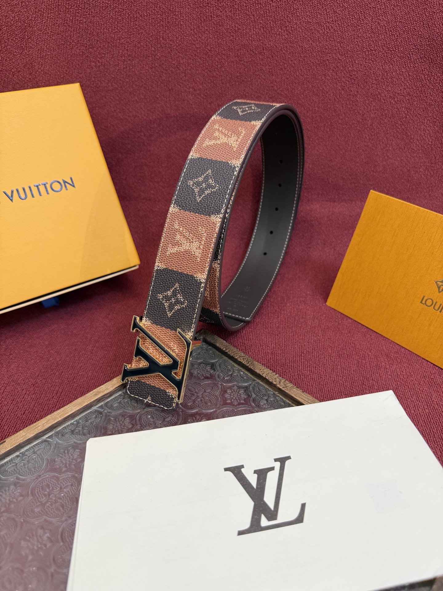 LV Initiales College Monogram Heritage 40mm可翻转腰带一出现便