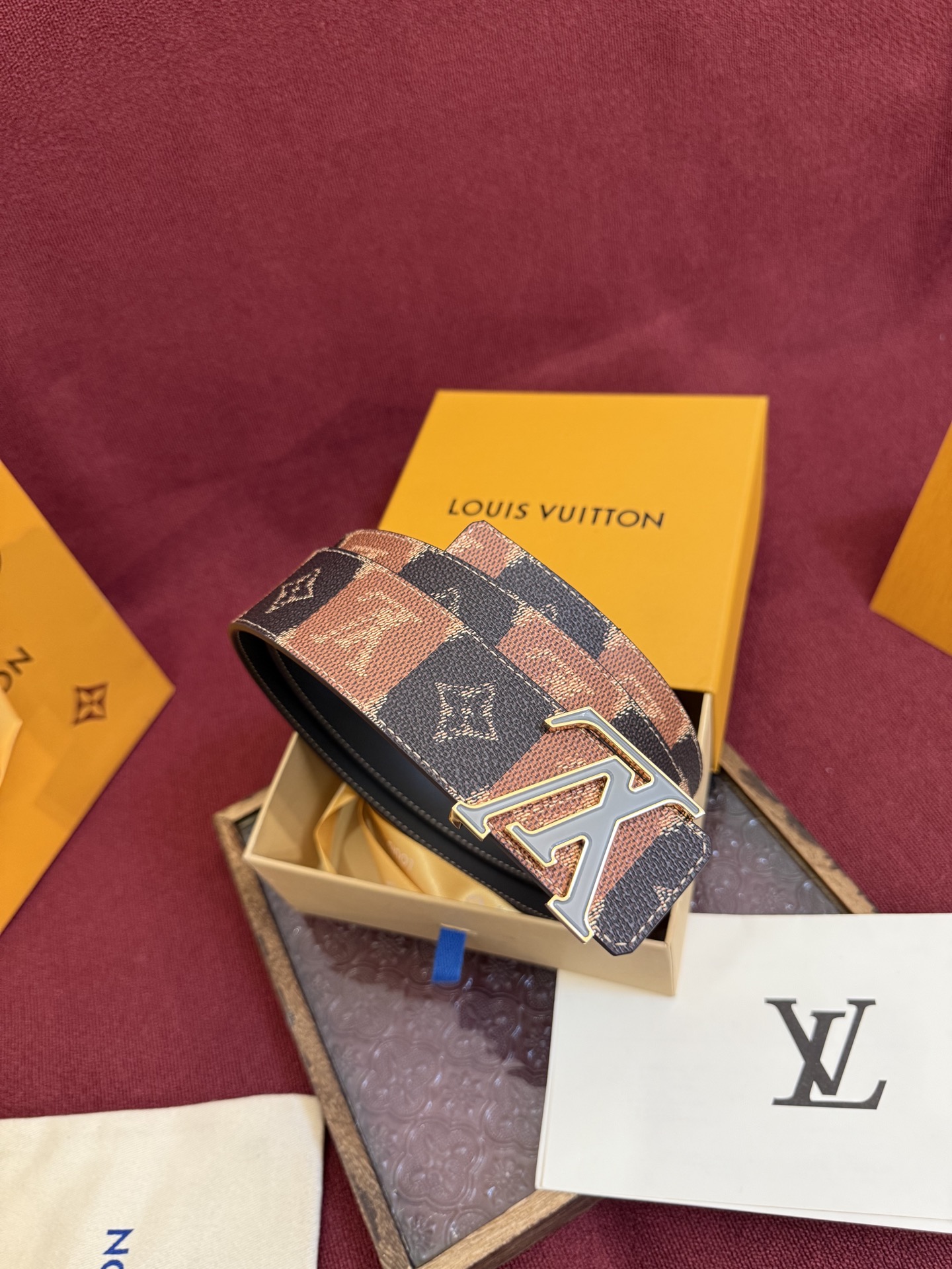LV Initiales College Monogram Heritage 40mm可翻转腰带一出现便