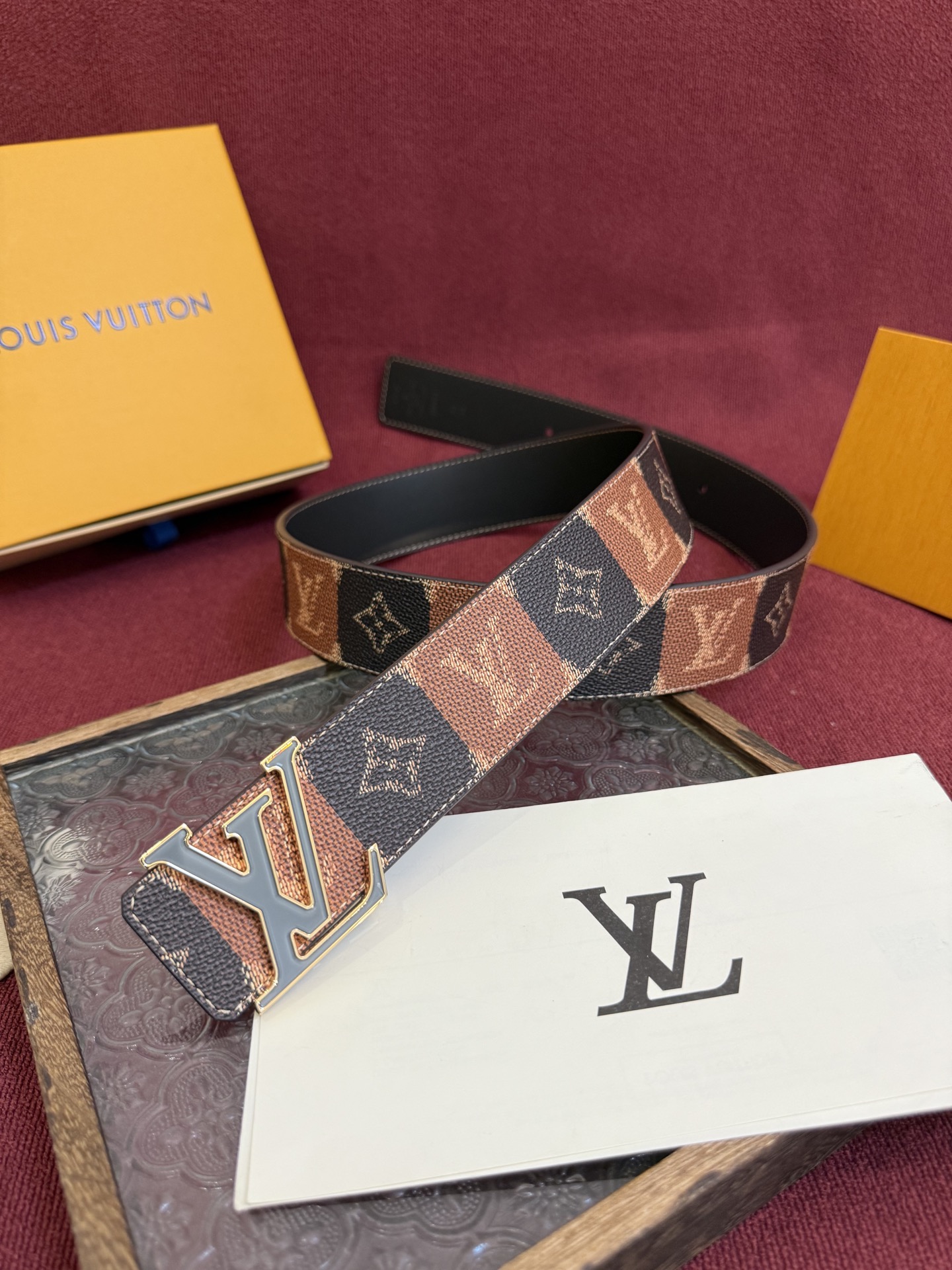 LV Initiales College Monogram Heritage 40mm可翻转腰带一出现便