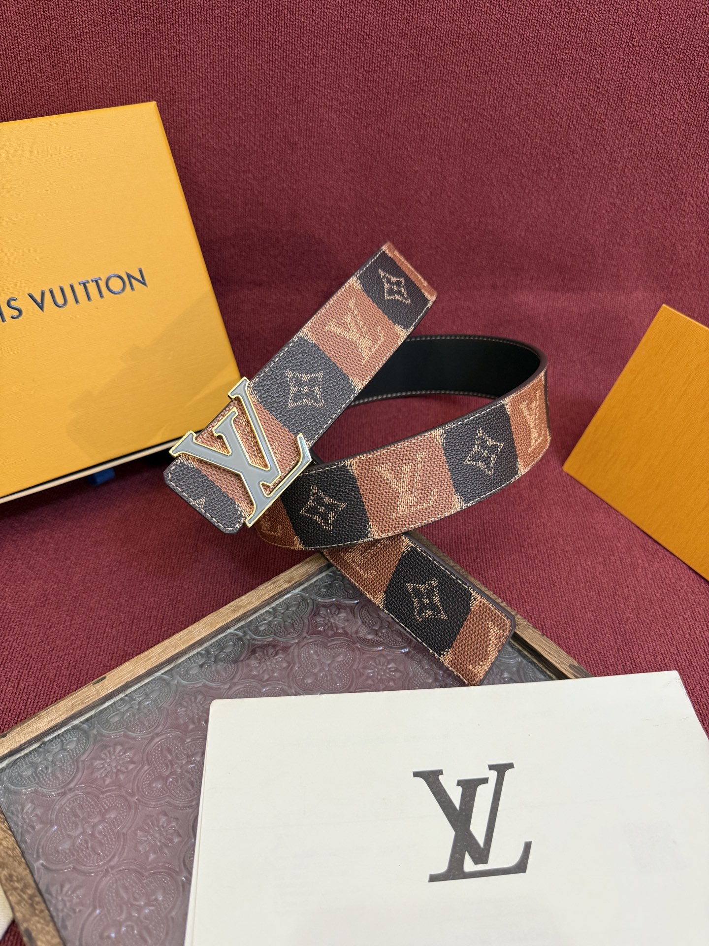 LV Initiales College Monogram Heritage 40mm可翻转腰带一出现便