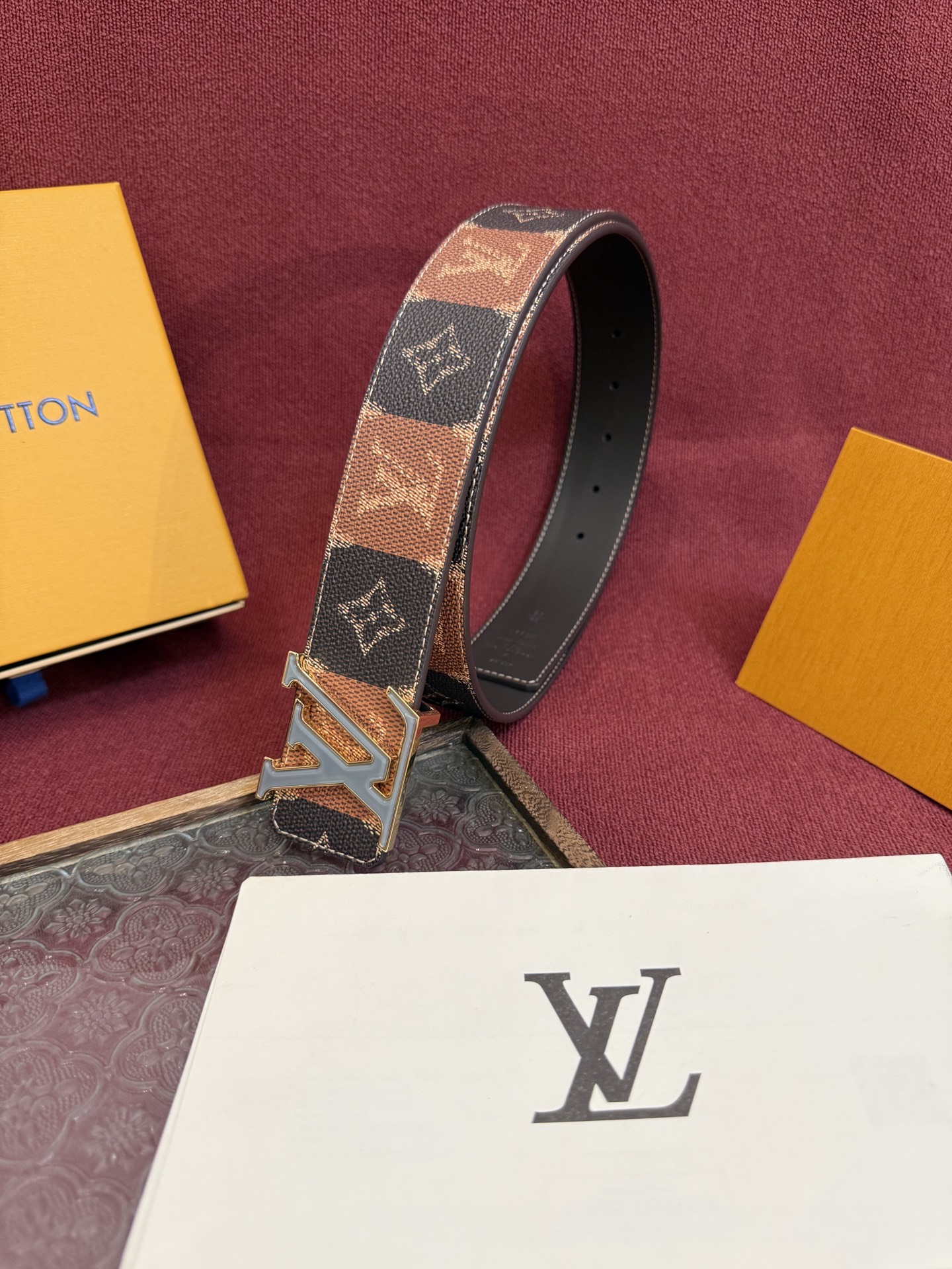LV Initiales College Monogram Heritage 40mm可翻转腰带一出现便
