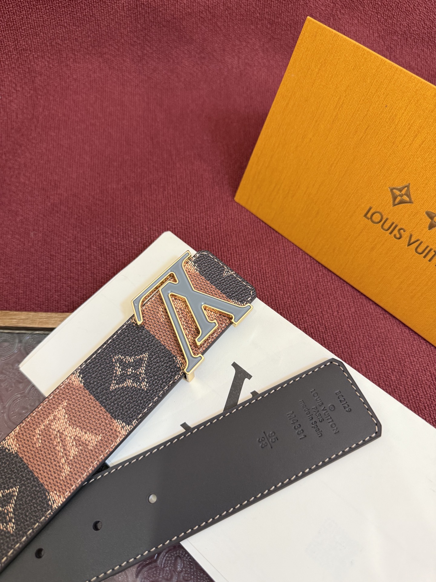 LV Initiales College Monogram Heritage 40mm可翻转腰带一出现便