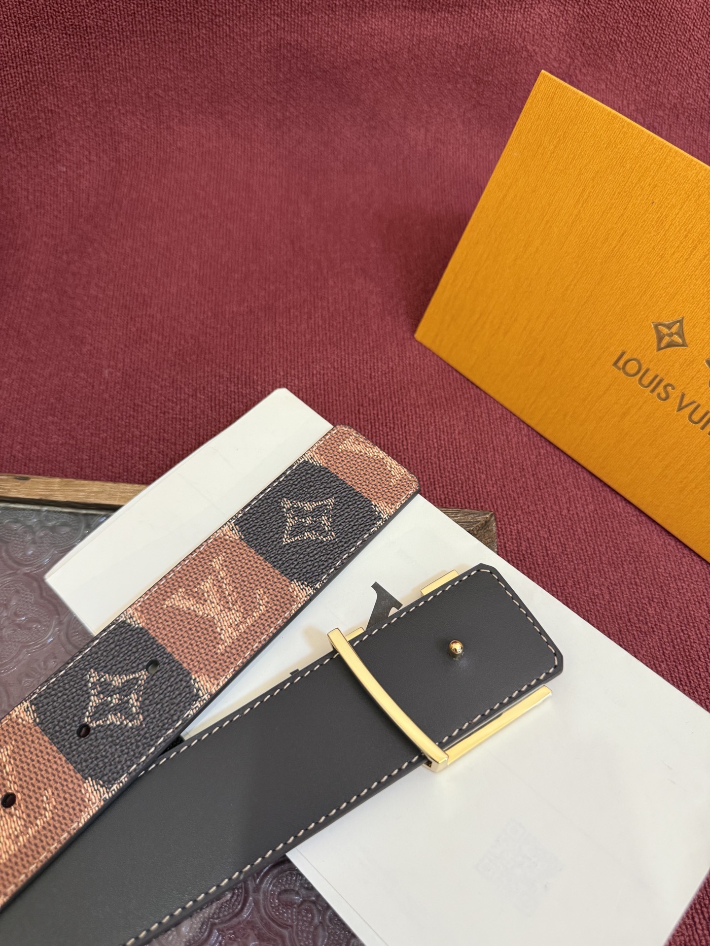 LV Initiales College Monogram Heritage 40mm可翻转腰带一出现便