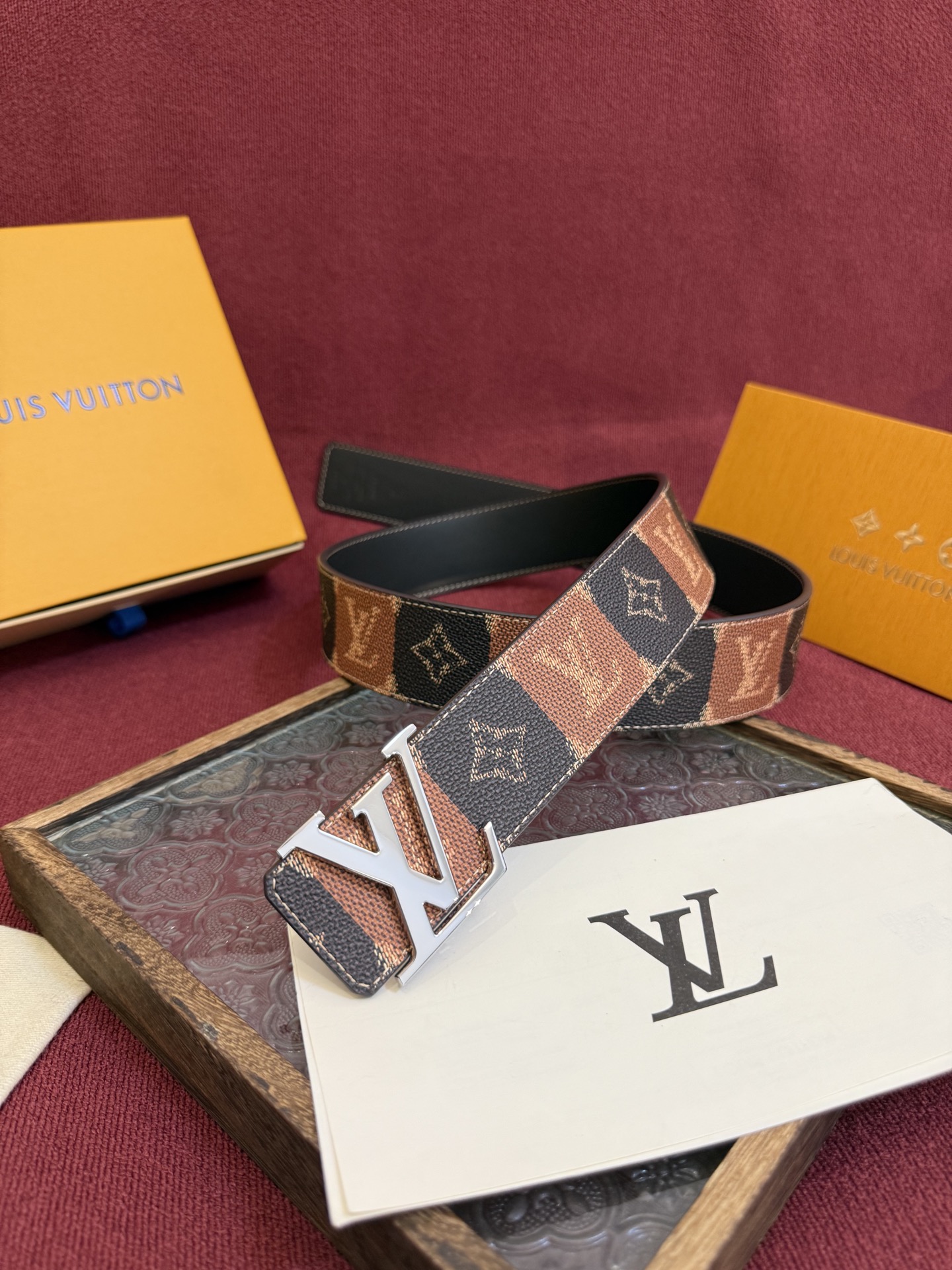 LV Initiales College Monogram Heritage 40mm可翻转腰带一出现便