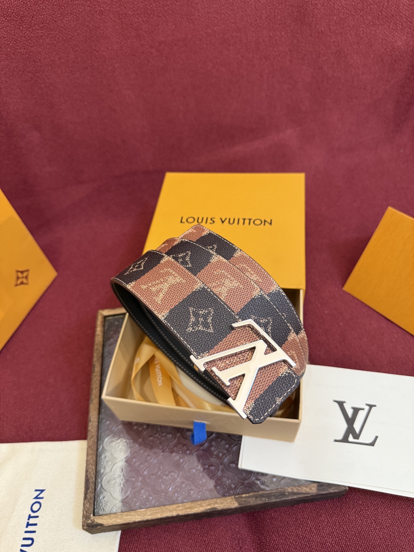 LV Initiales College Monogram Heritage 40mm可翻转腰带一出现便
