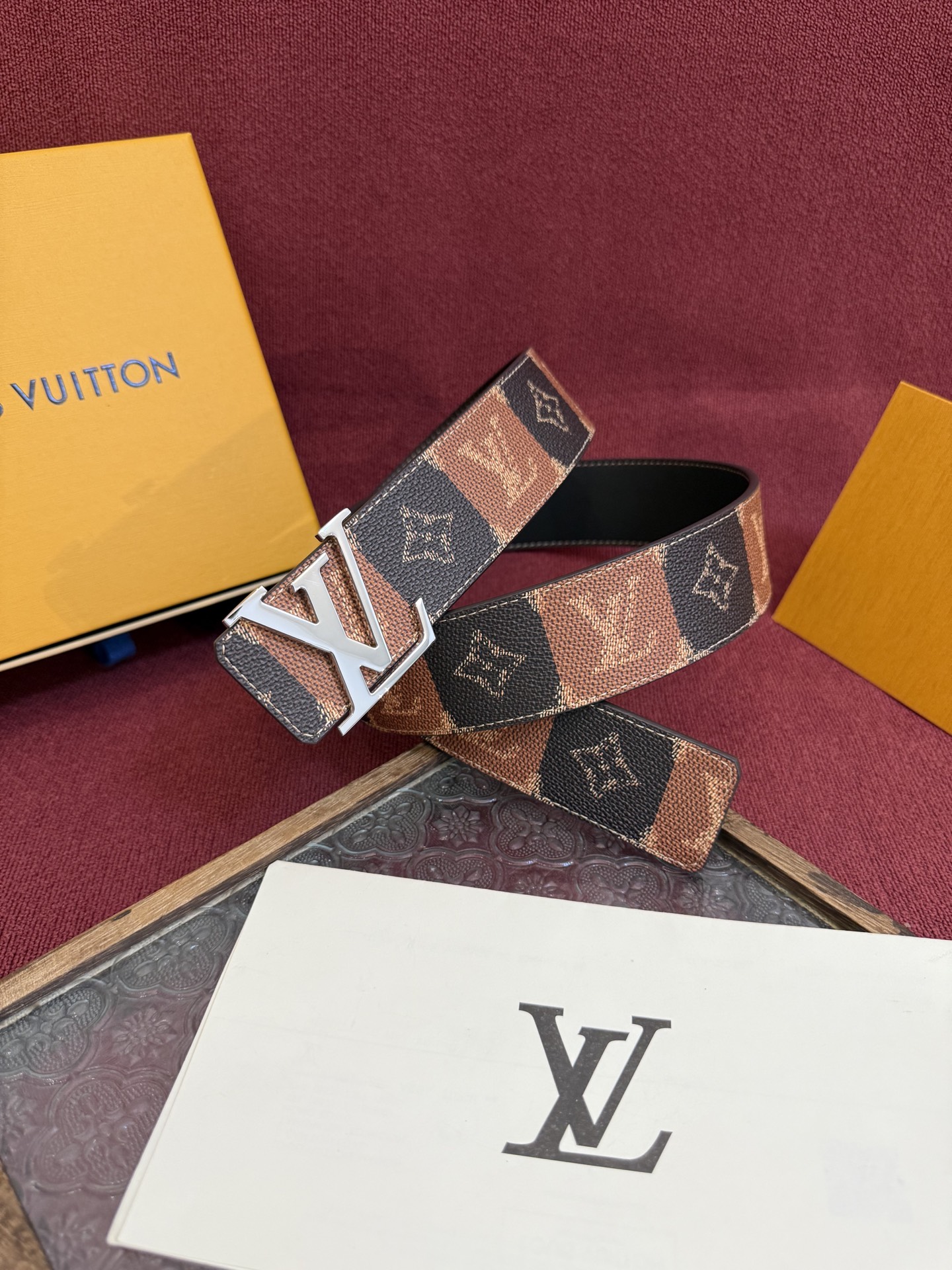 LV Initiales College Monogram Heritage 40mm可翻转腰带一出现便