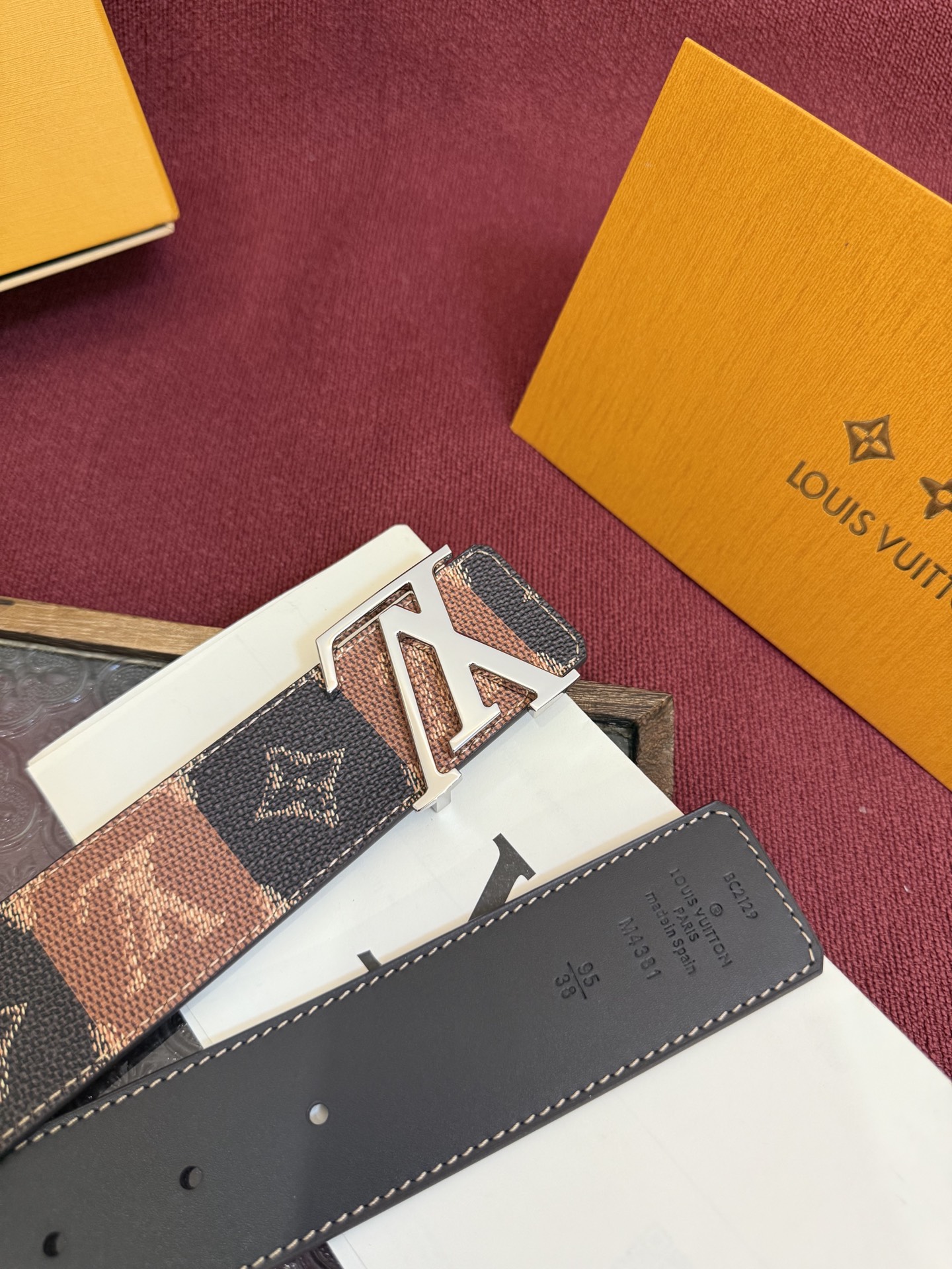 LV Initiales College Monogram Heritage 40mm可翻转腰带一出现便