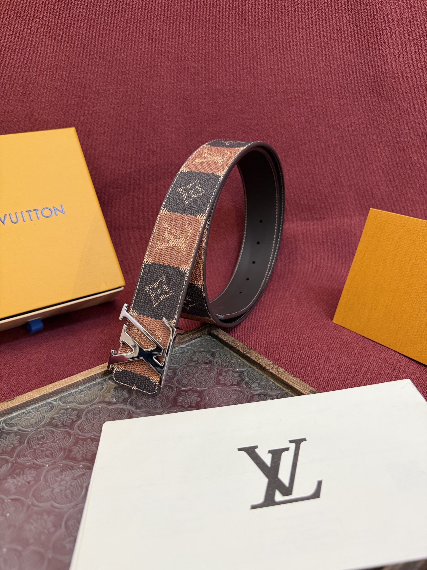 LV Initiales College Monogram Heritage 40mm可翻转腰带一出现便