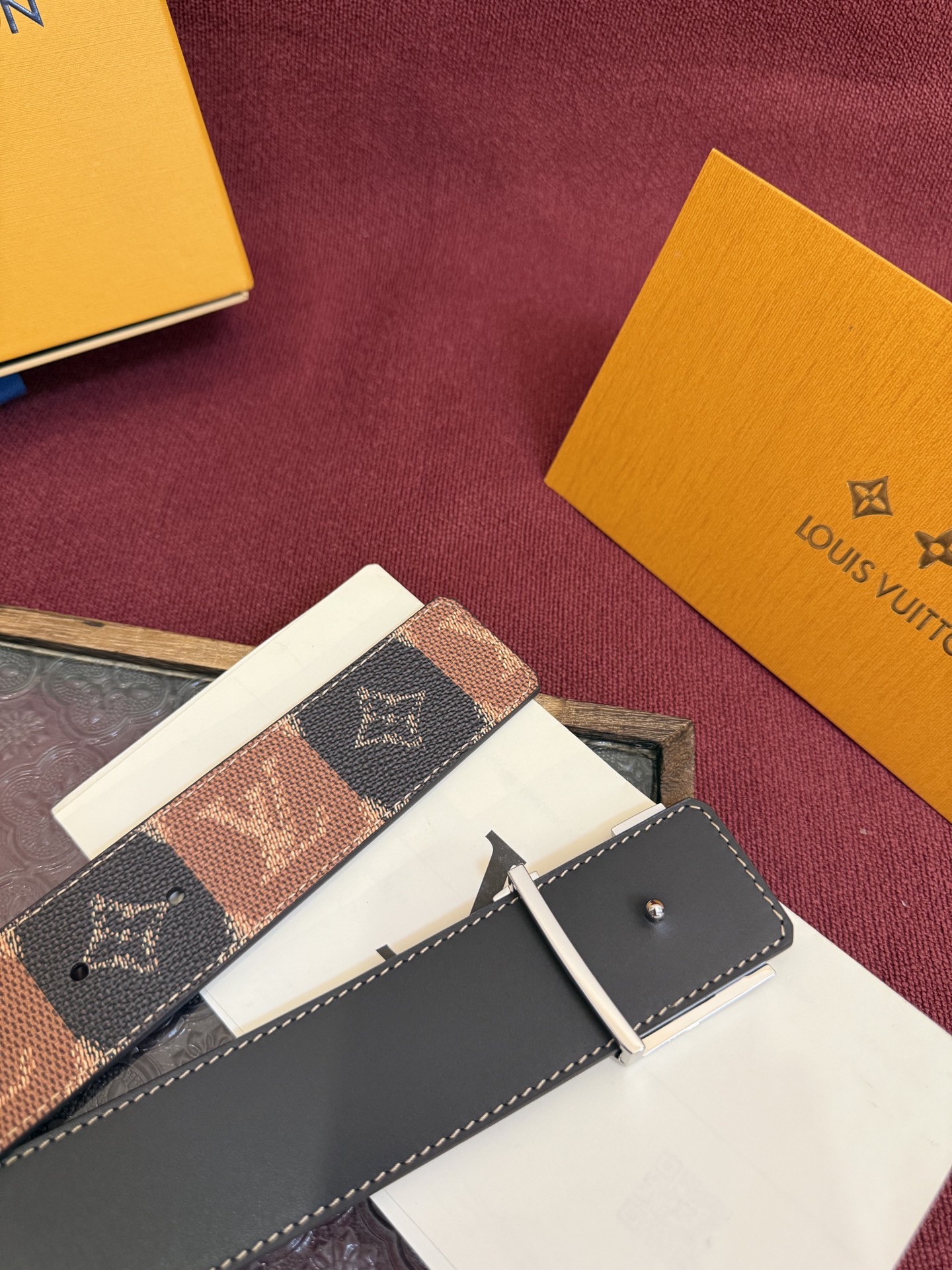 LV Initiales College Monogram Heritage 40mm可翻转腰带一出现便