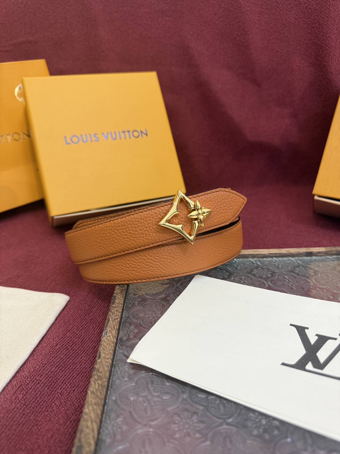 LV Flowergram 30mm腰带的设计非常精致，结合了多功能性与独特的标志性风格。其可翻转的带子