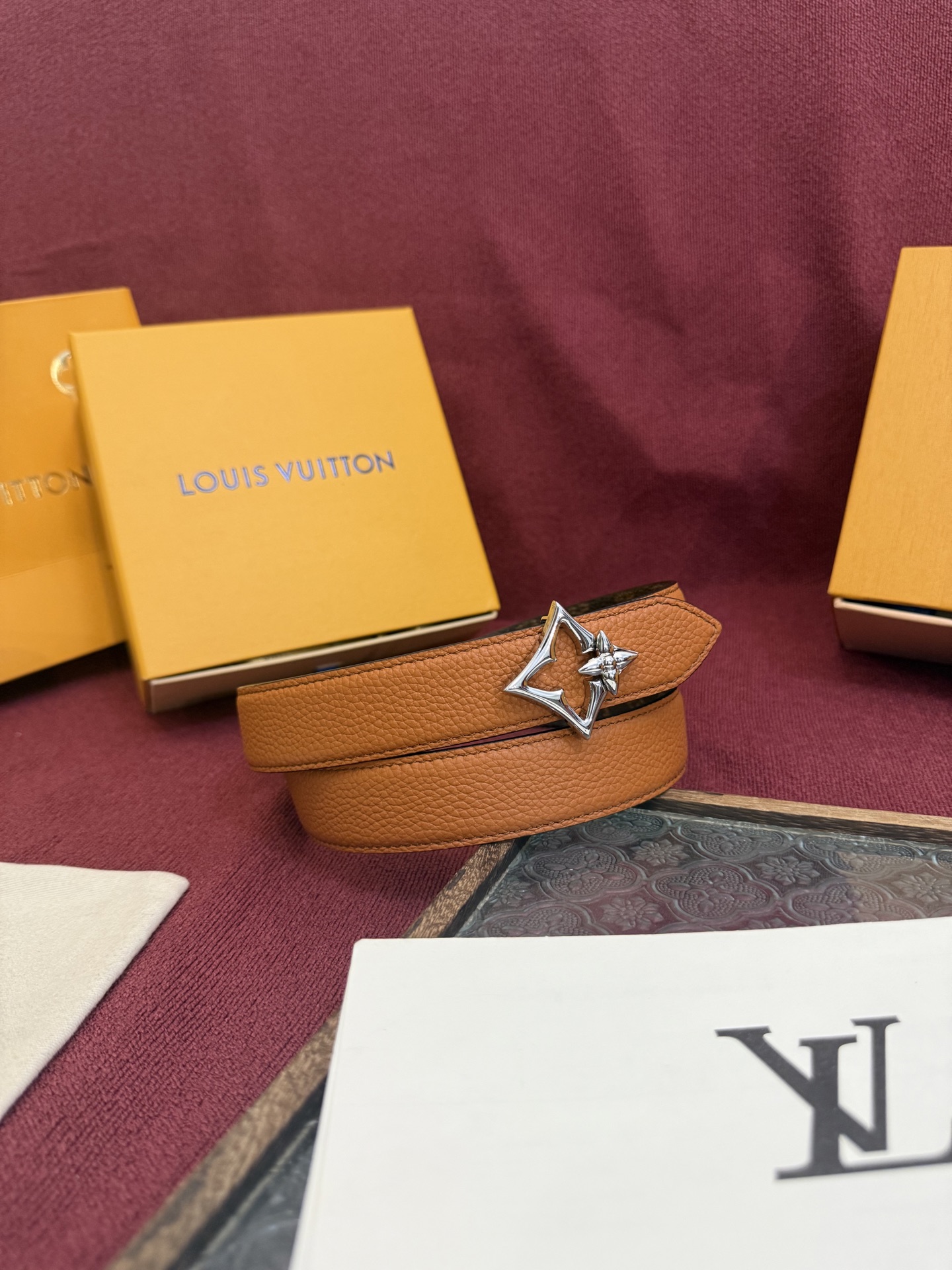 LV Flowergram 30mm腰带的设计非常精致，结合了多功能性与独特的标志性风格。其可翻转的带子