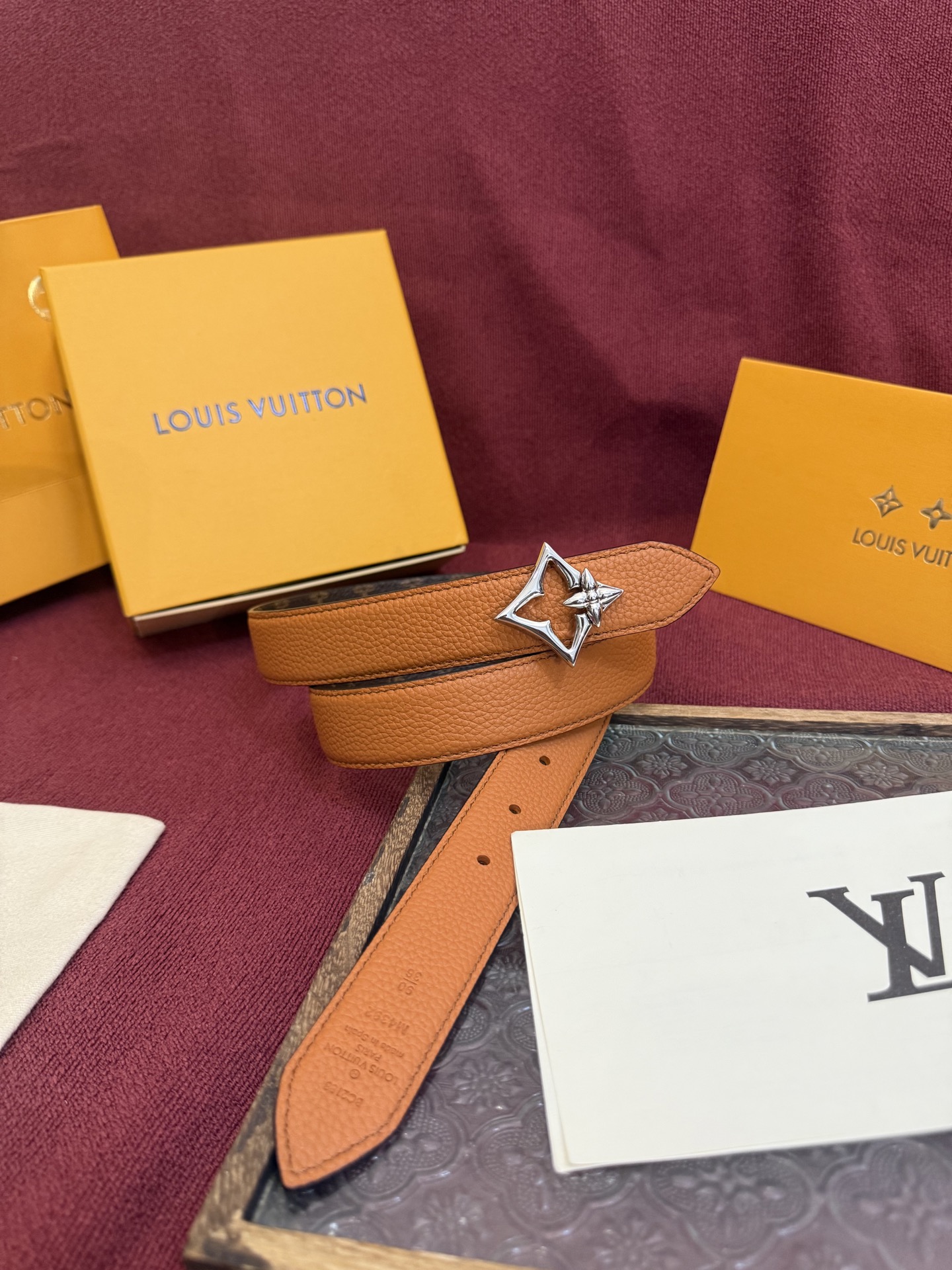 LV Flowergram 30mm腰带的设计非常精致，结合了多功能性与独特的标志性风格。其可翻转的带子