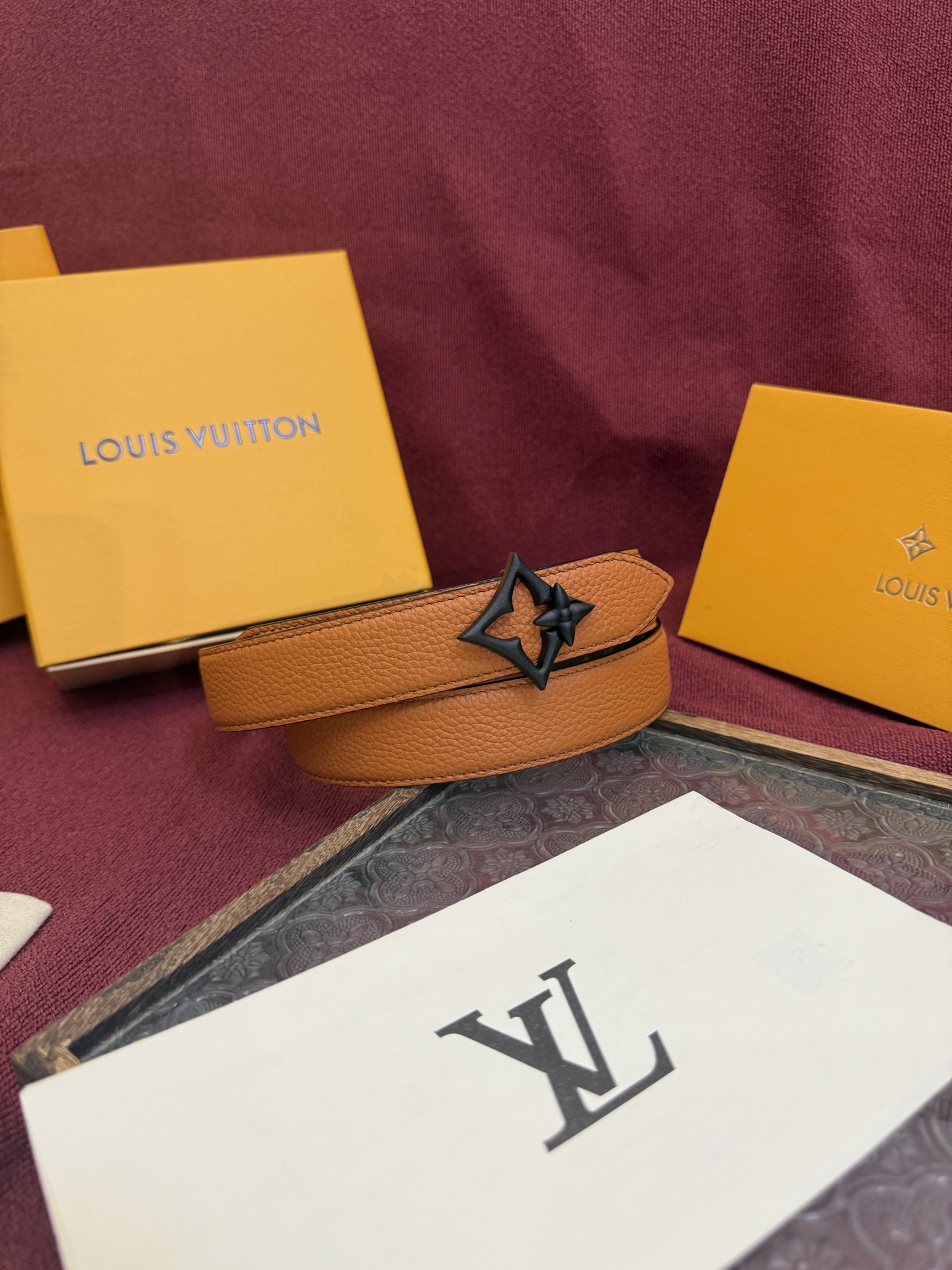 LV Flowergram 30mm腰带的设计非常精致，结合了多功能性与独特的标志性风格。其可翻转的带子