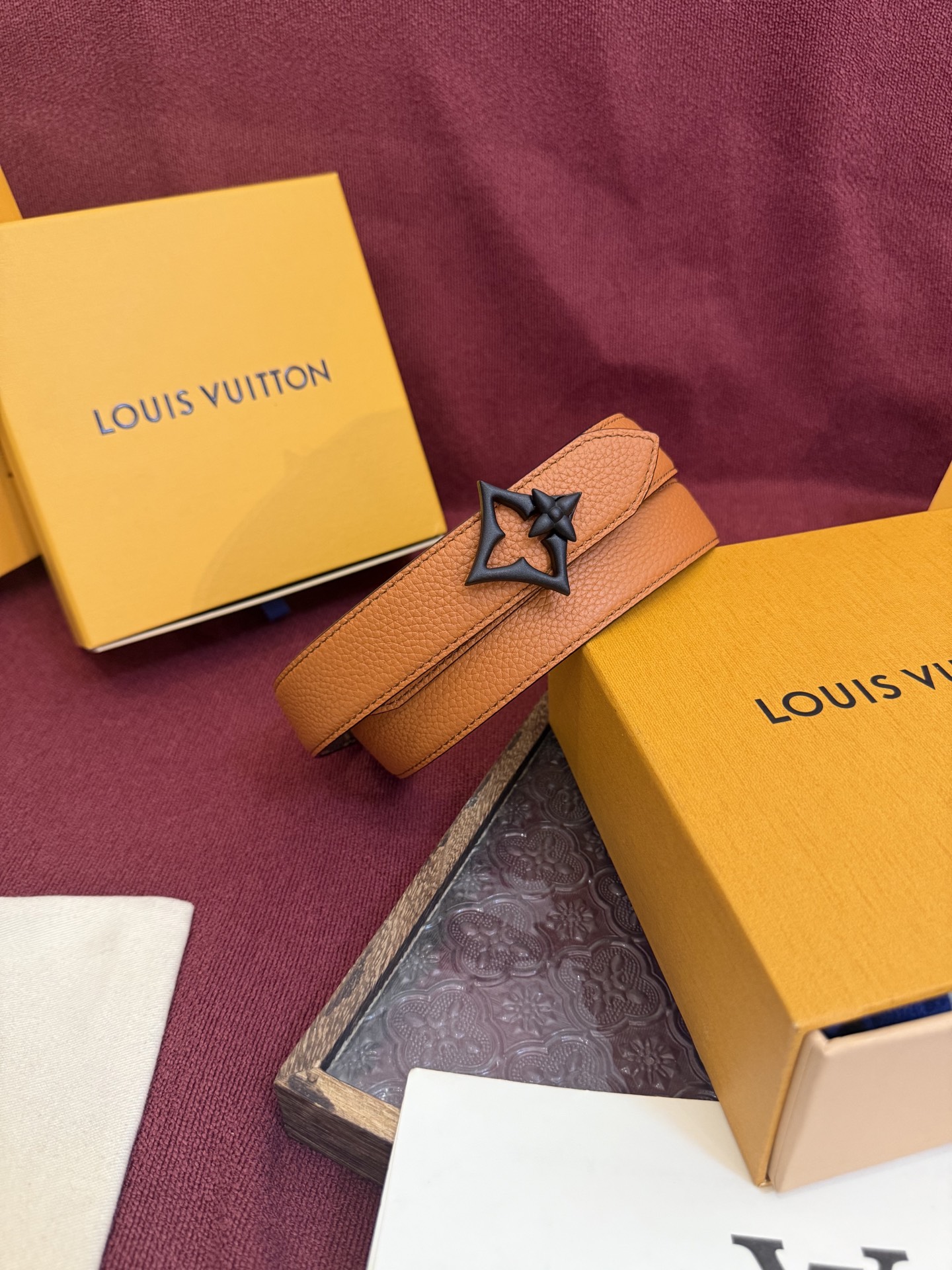 LV Flowergram 30mm腰带的设计非常精致，结合了多功能性与独特的标志性风格。其可翻转的带子