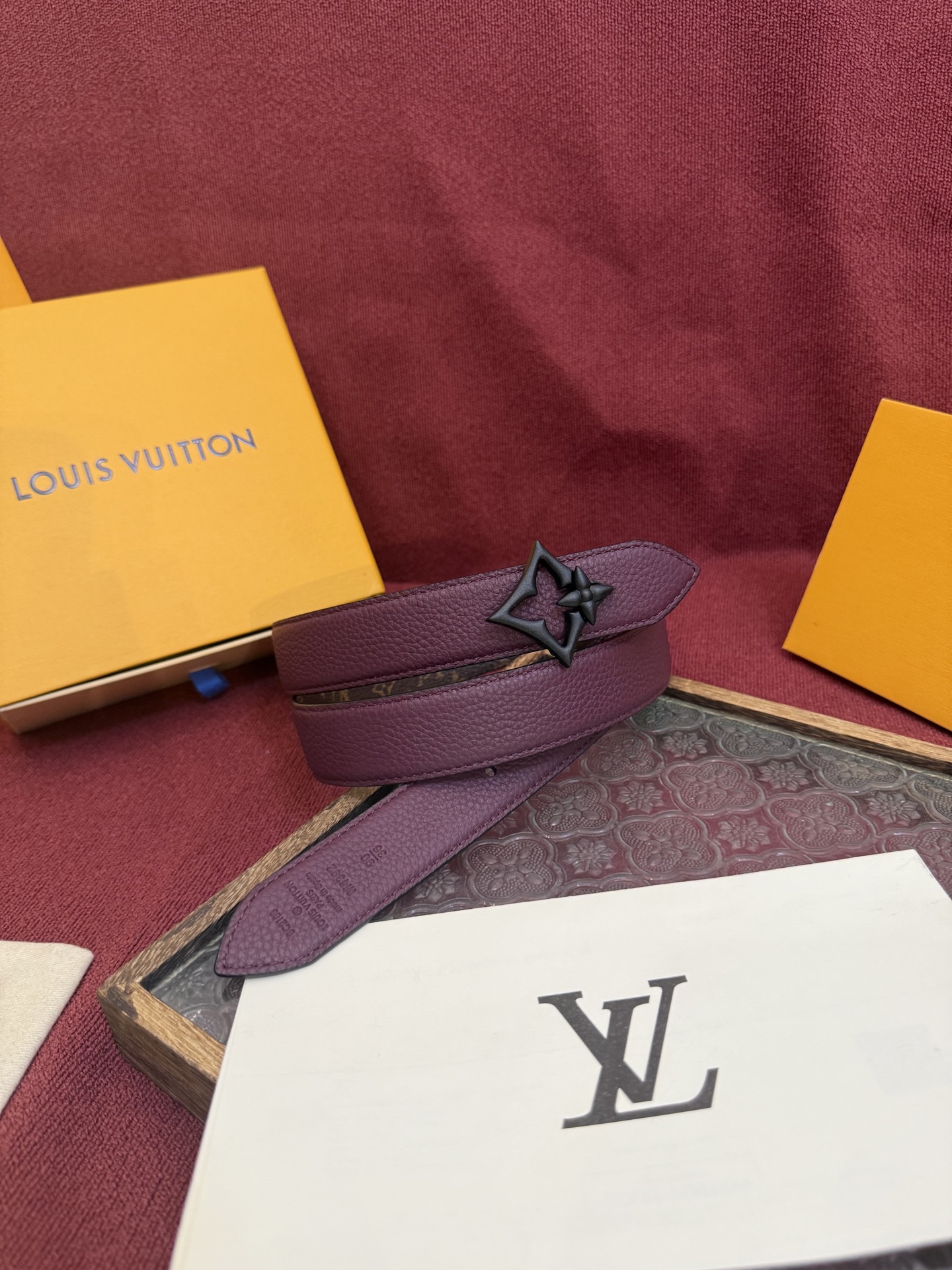 LV Flowergram 30mm腰带的设计非常精致，结合了多功能性与独特的标志性风格。其可翻转的带子