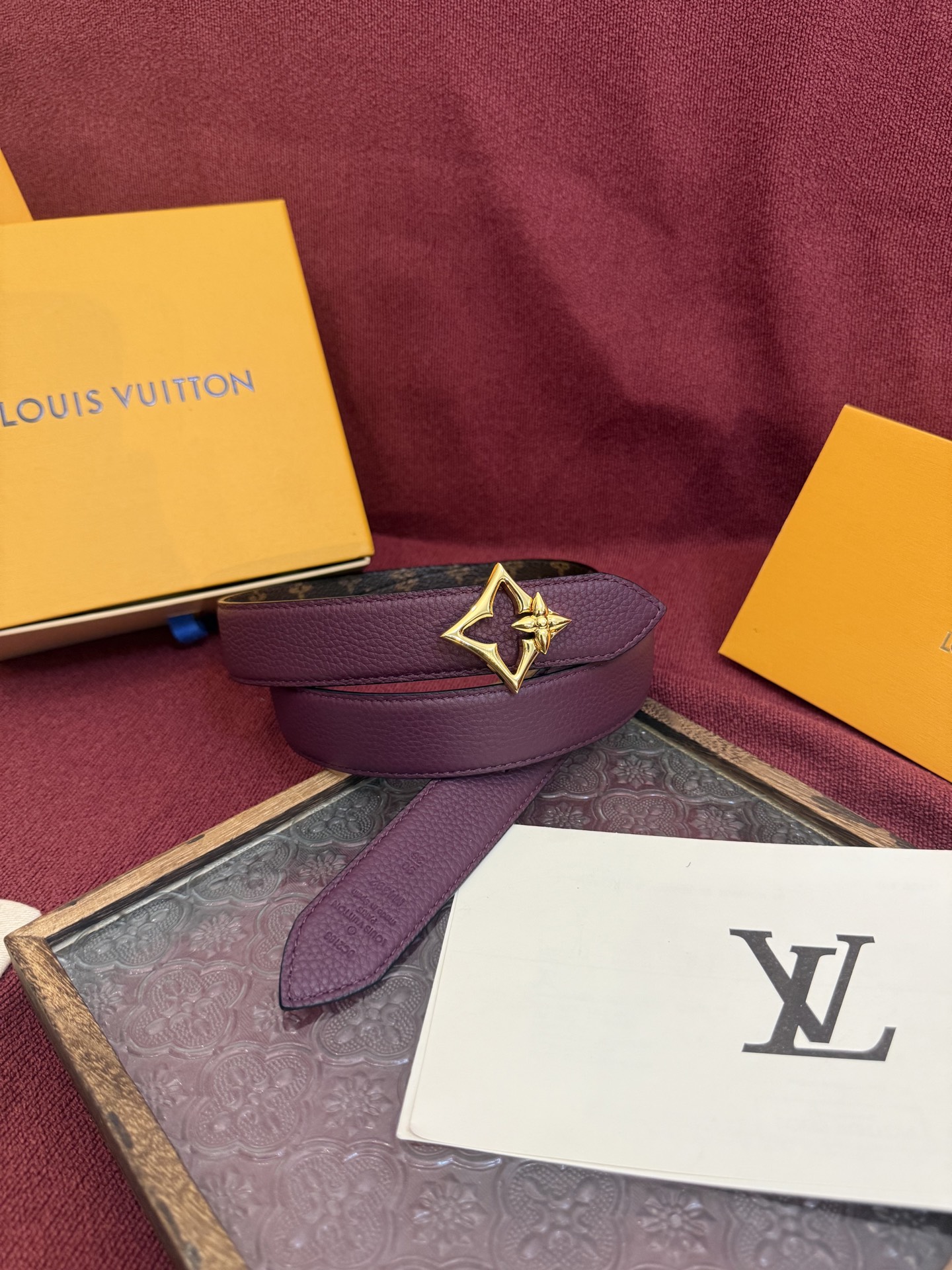 LV Flowergram 30mm腰带的设计非常精致，结合了多功能性与独特的标志性风格。其可翻转的带子