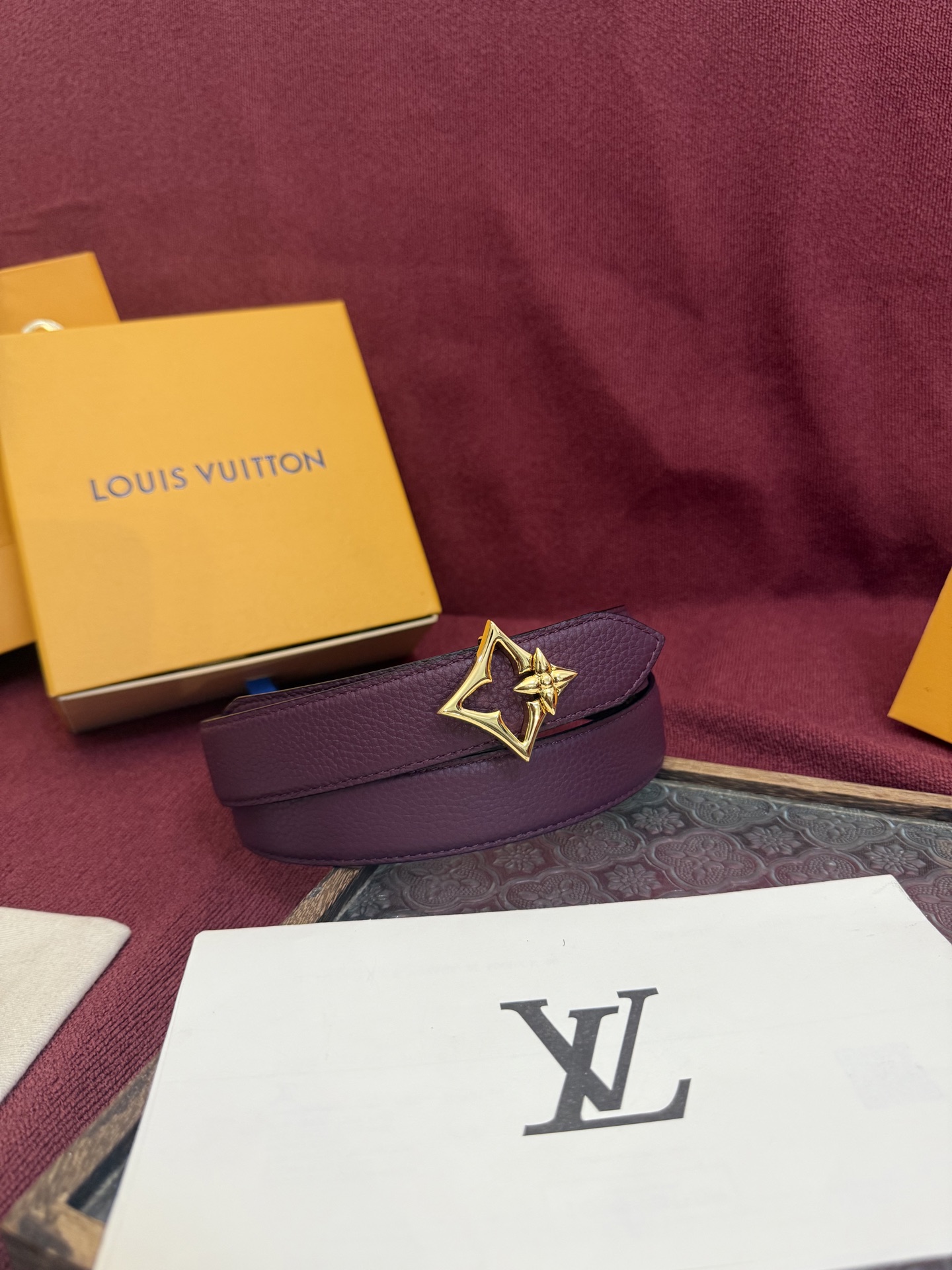 LV Flowergram 30mm腰带的设计非常精致，结合了多功能性与独特的标志性风格。其可翻转的带子