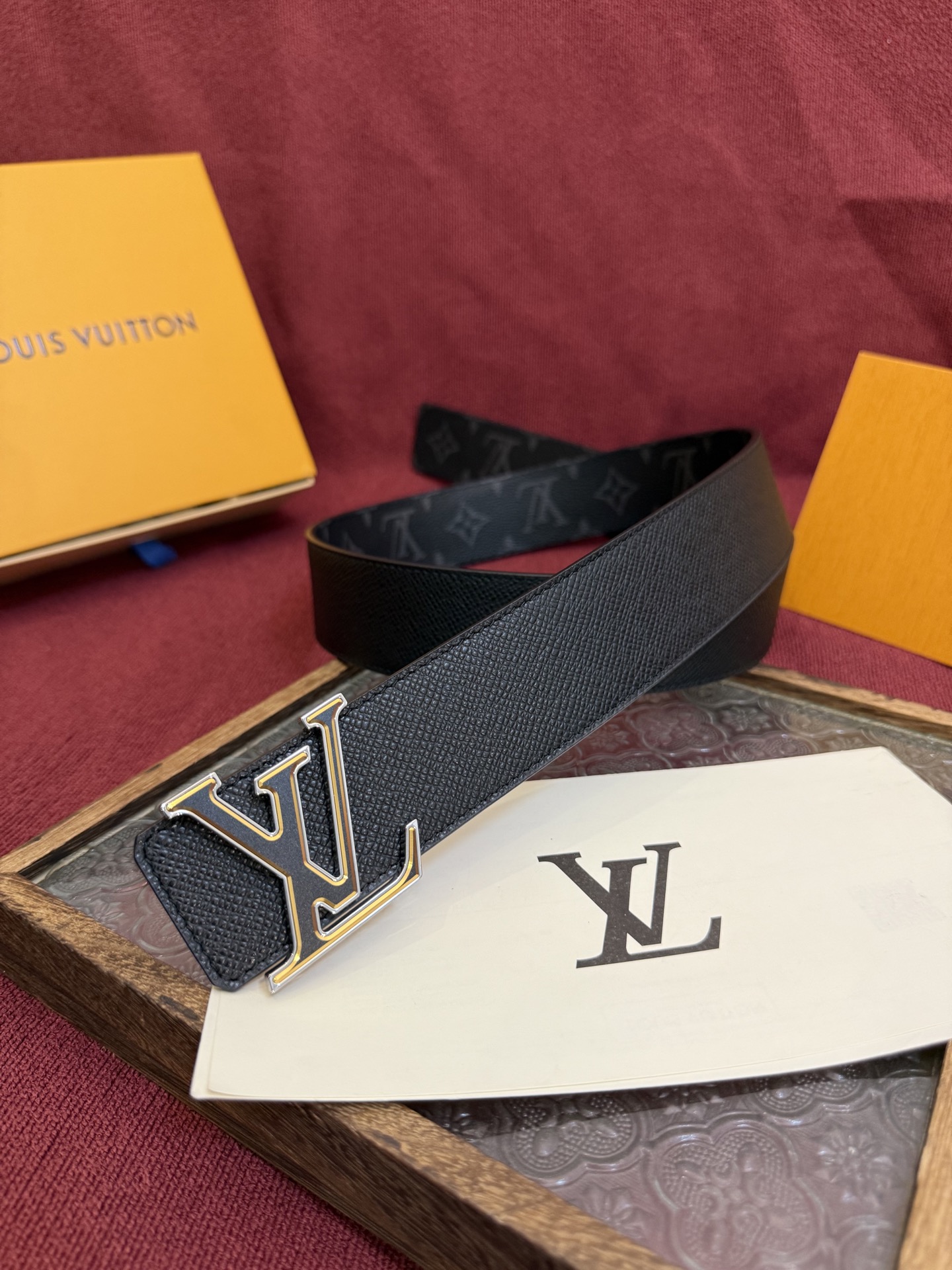 lv男士新款皮带寬度4cm 訂製帆布面料飾有全新的圖案效果(颜色纯正) 衬托進口小牛皮配色底 搭配精緻的