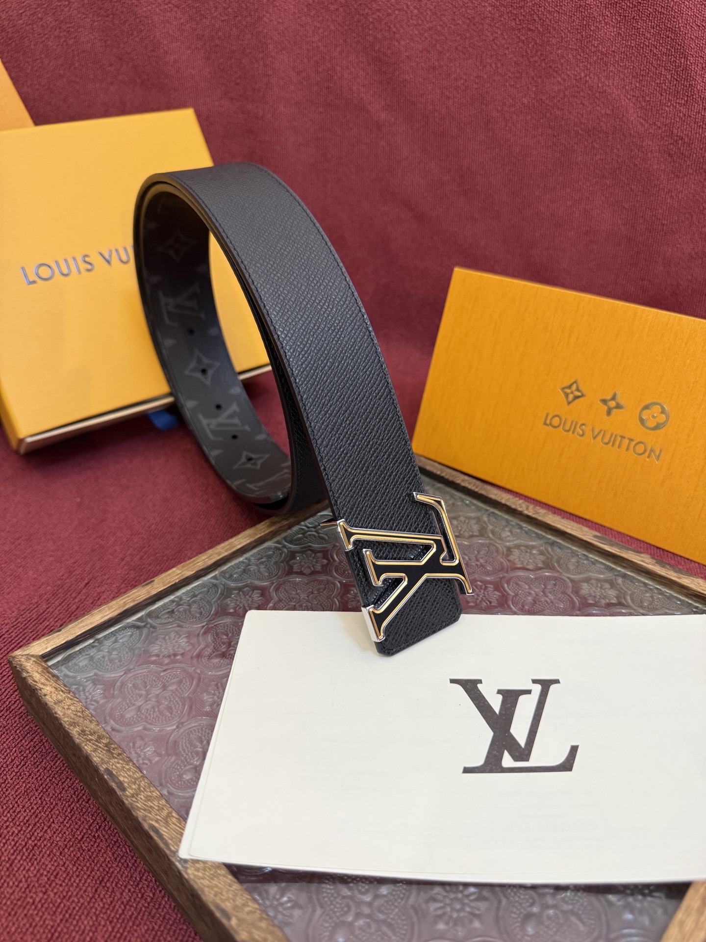 lv男士新款皮带寬度4cm 訂製帆布面料飾有全新的圖案效果(颜色纯正) 衬托進口小牛皮配色底 搭配精緻的