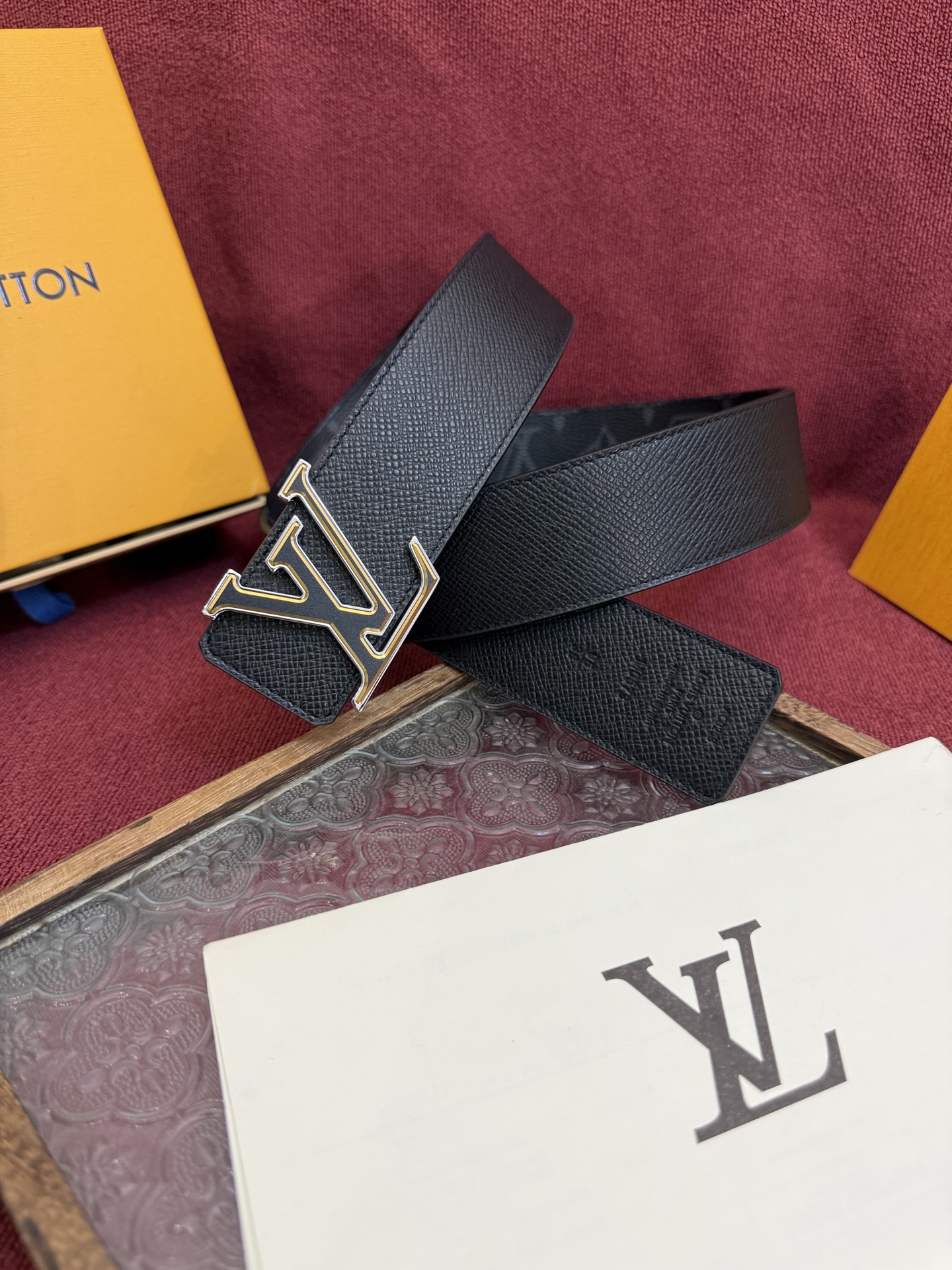 lv男士新款皮带寬度4cm 訂製帆布面料飾有全新的圖案效果(颜色纯正) 衬托進口小牛皮配色底 搭配精緻的