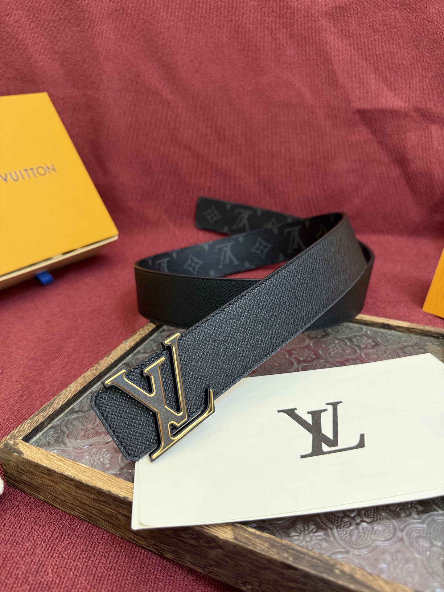 lv男士新款皮带寬度4cm 訂製帆布面料飾有全新的圖案效果(颜色纯正) 衬托進口小牛皮配色底 搭配精緻的