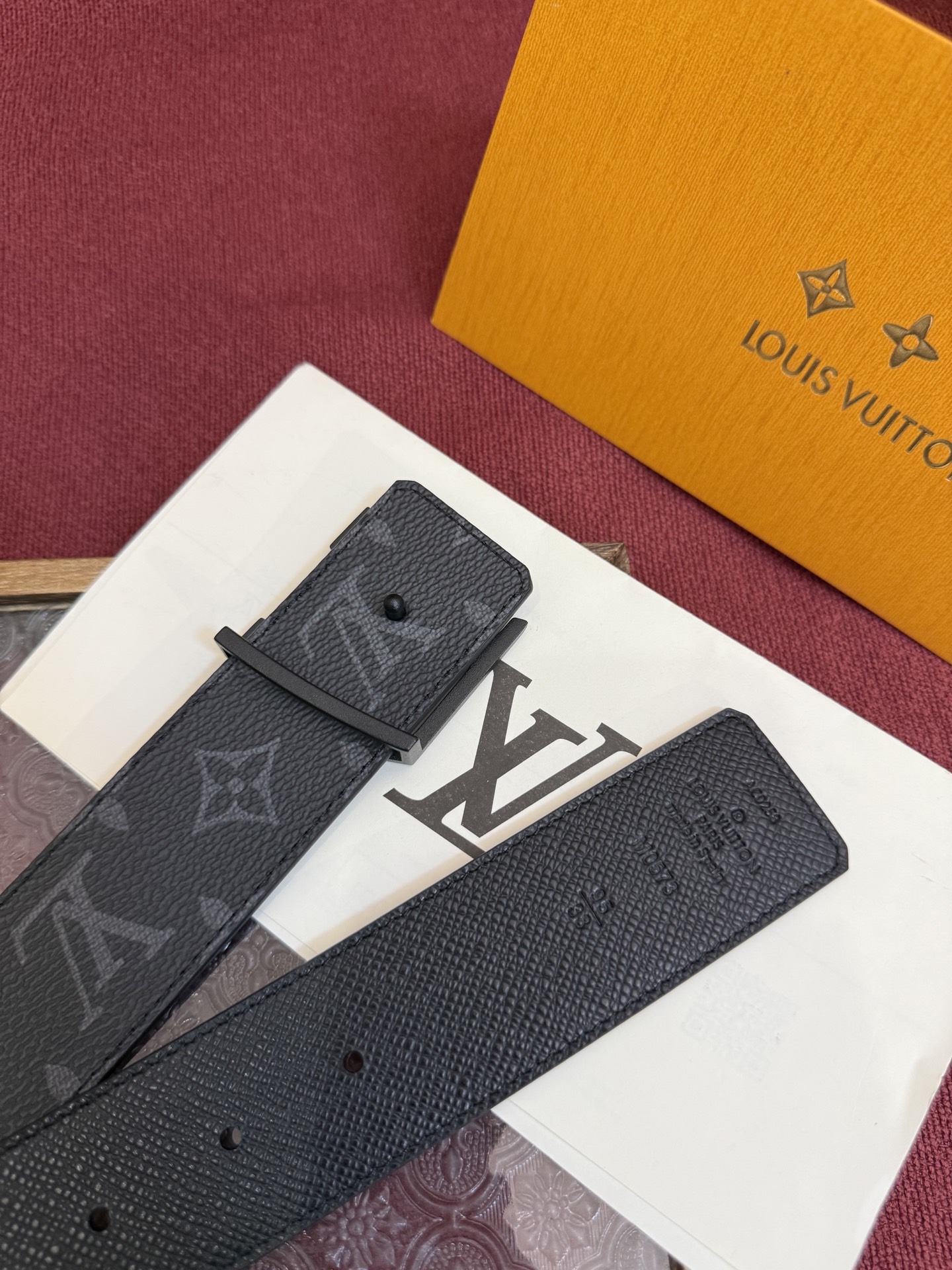lv男士新款皮带寬度4cm 訂製帆布面料飾有全新的圖案效果(颜色纯正) 衬托進口小牛皮配色底 搭配精緻的