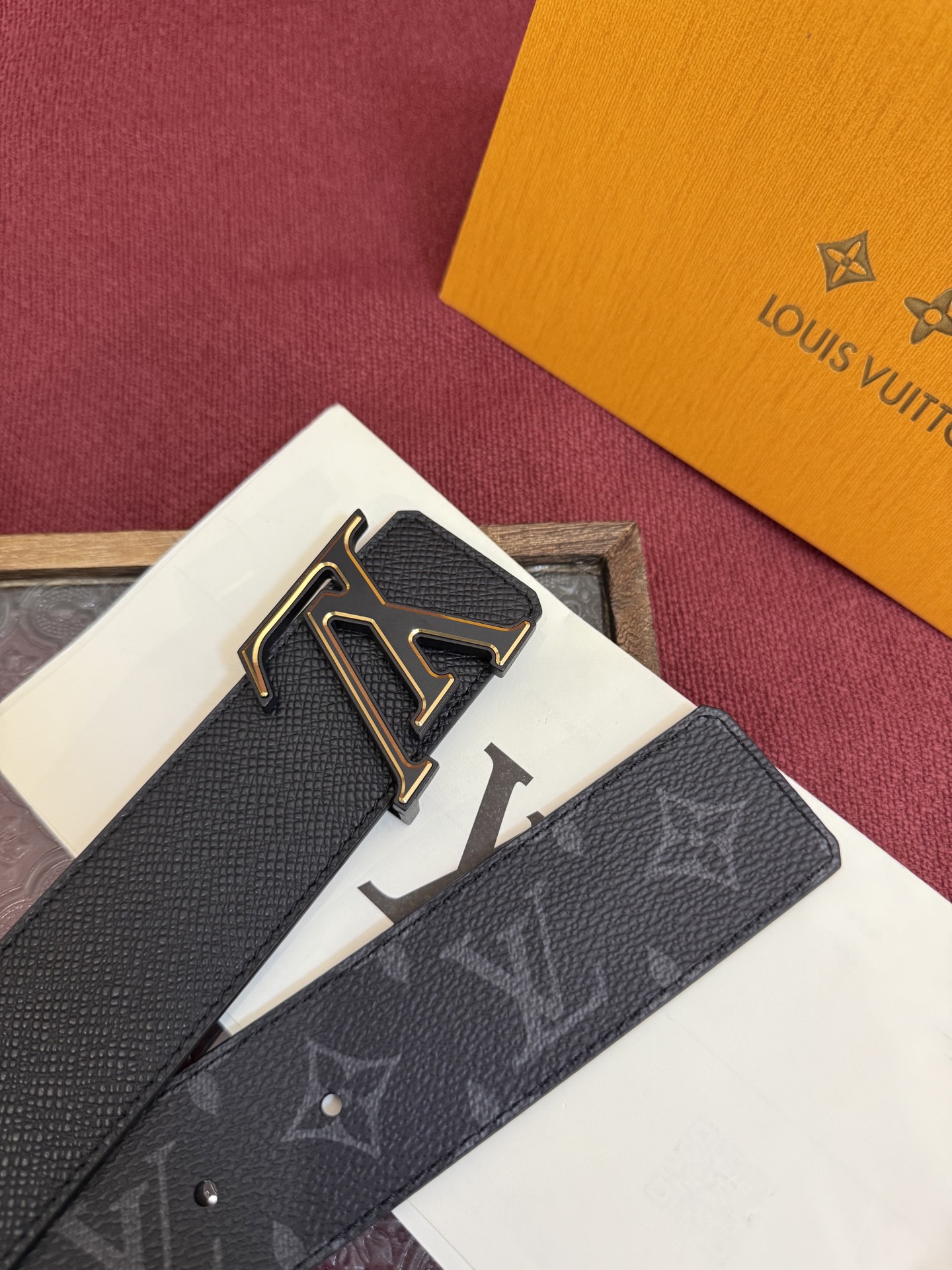 lv男士新款皮带寬度4cm 訂製帆布面料飾有全新的圖案效果(颜色纯正) 衬托進口小牛皮配色底 搭配精緻的
